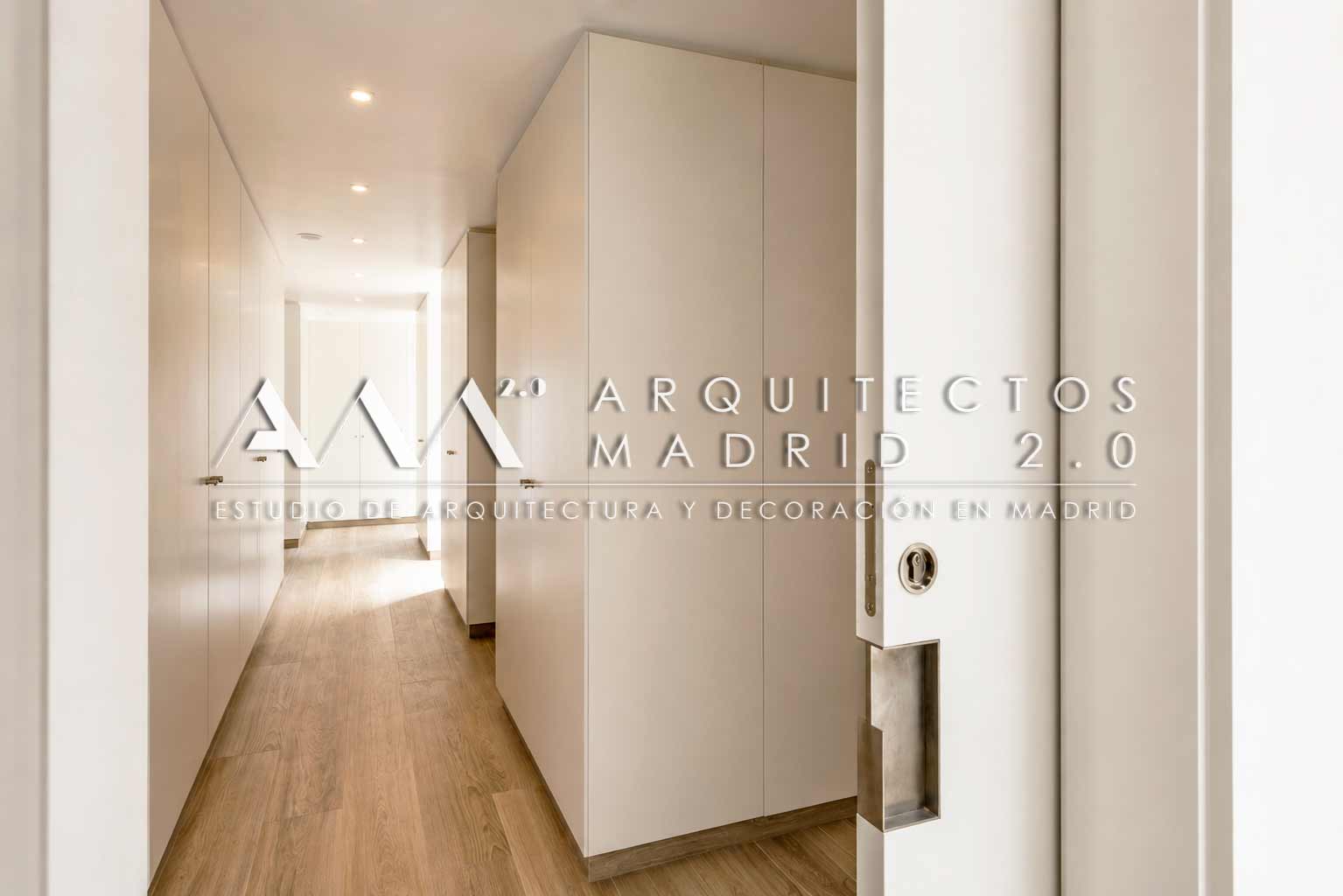 Pasillo con armarios integrados en Casa Heinz vivienda unifamiliar moderna en Madrid