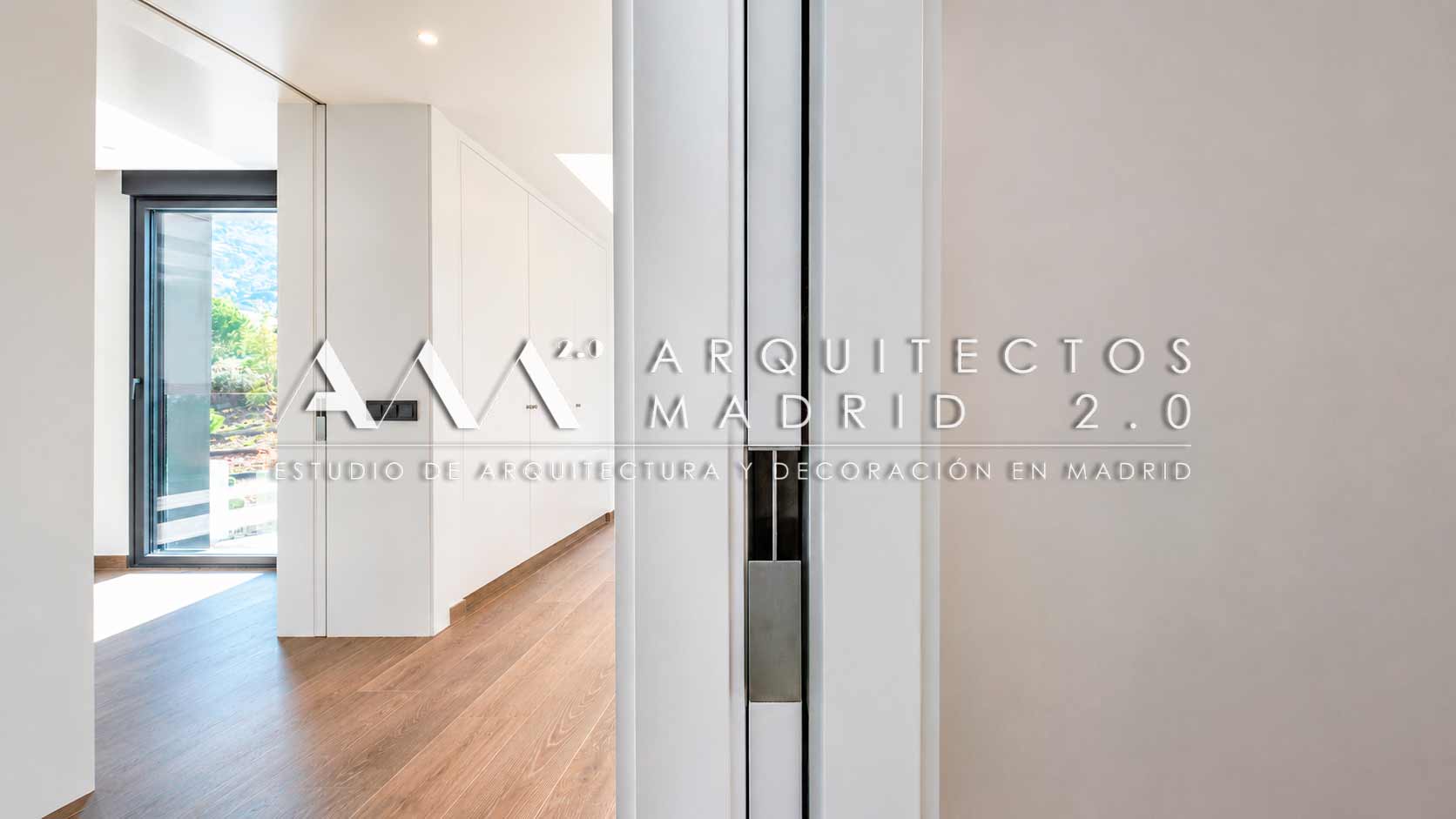 Puerta corredera interior y transición entre espacios en Casa Heinz vivienda unifamiliar moderna