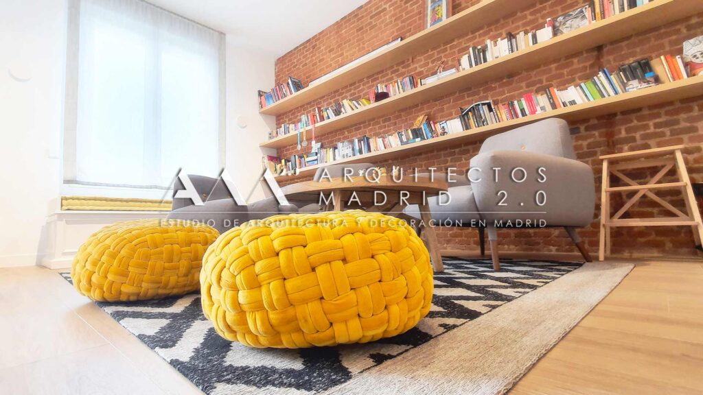 decoracion-paredes-ladrillo-estantes-madera-zona-estar-arquitectos-madrid