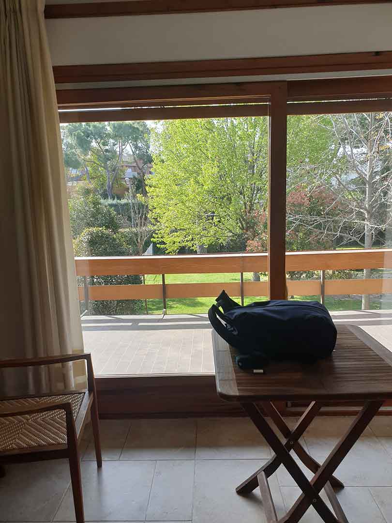 Ventanal hacia terraza y jardín del chalet antes de la reforma integral en Majadahonda