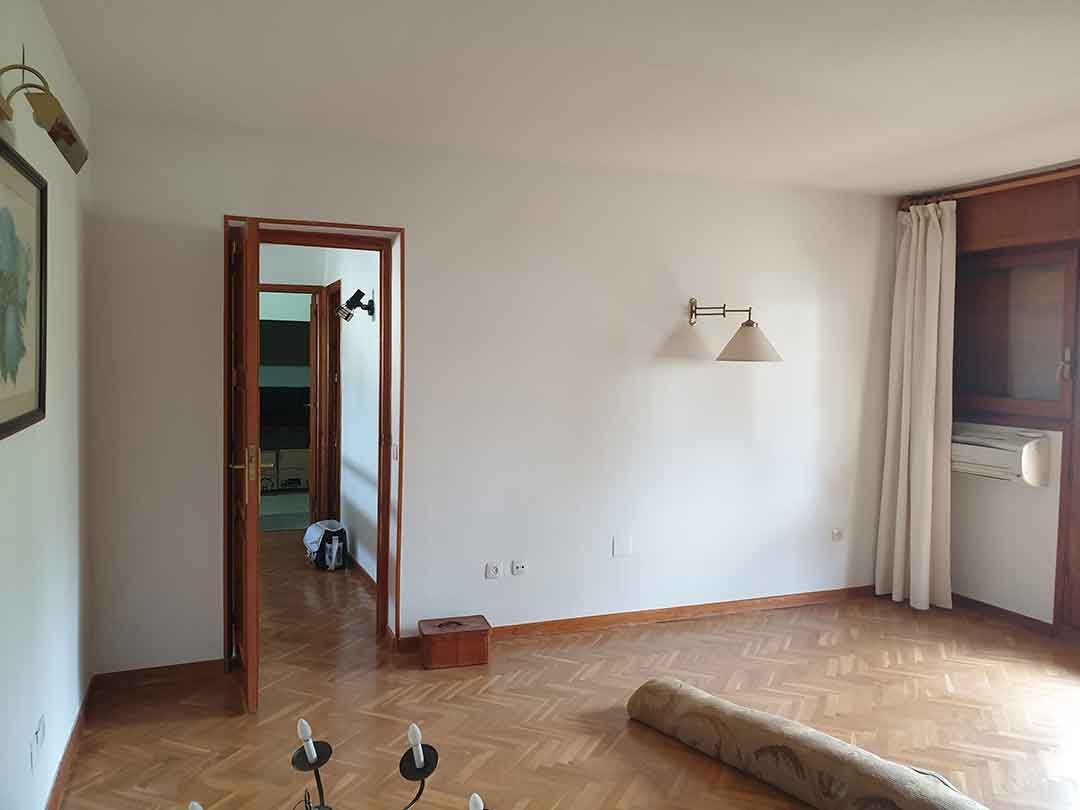 Estancia interior compartimentada del chalet en Majadahonda antes de reformar