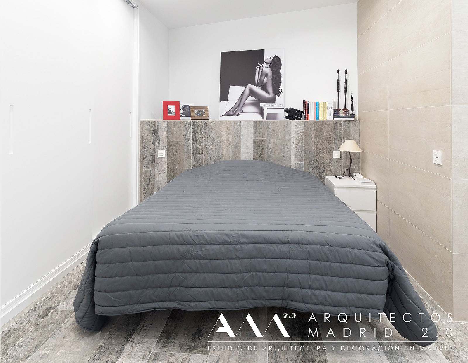 ideas-reformas-pisos-pequenos-decoracion-suelos-ceramicos-imitacion-madera-cabecero-dormitorio-02