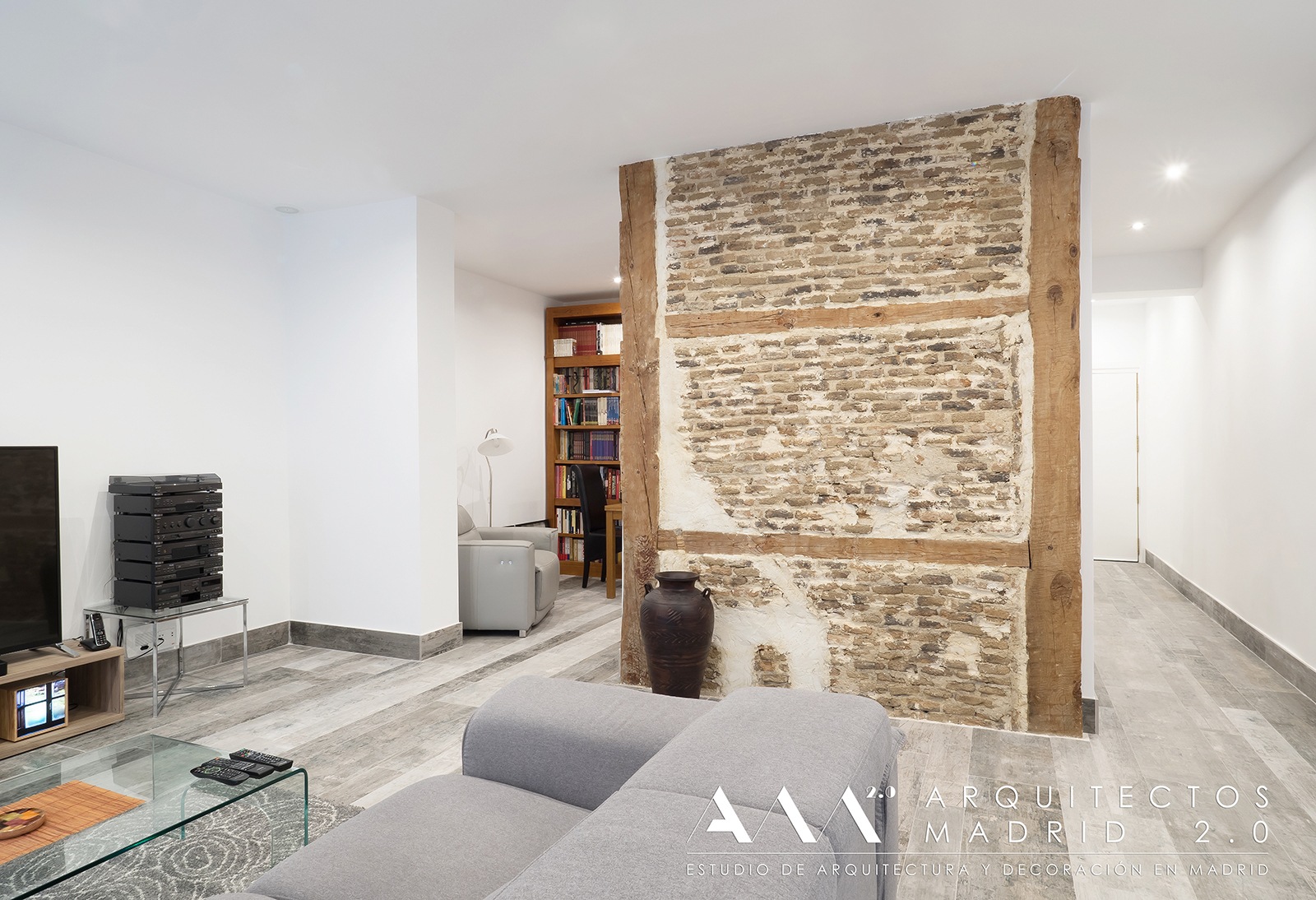 ideas-reformas-pisos-pequenos-viviendas-casas-muros-carga-ladrillo-madera-restaurados-salon-01