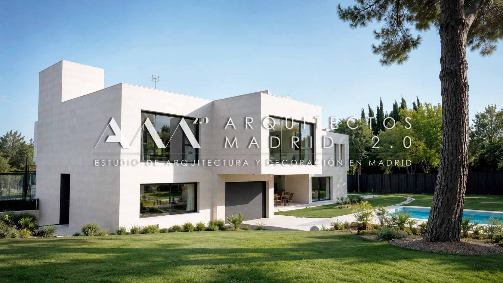Fachada blanca, piscina y jardín de una vivienda unifamiliar de 800 m² en Boadilla del Monte