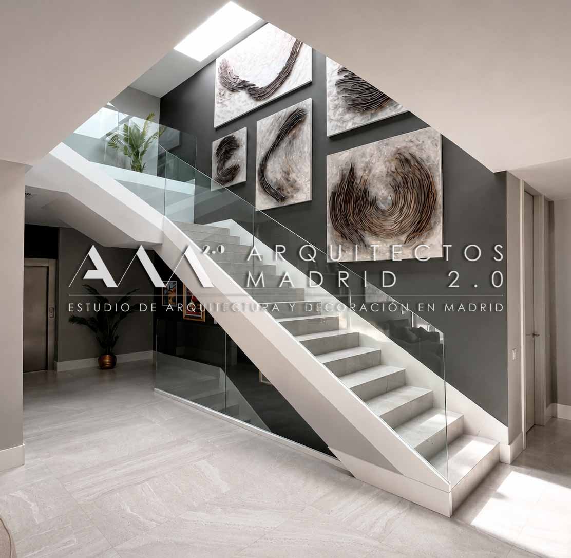 Escalera y circulación interior en reforma integral de chalet en Majadahonda