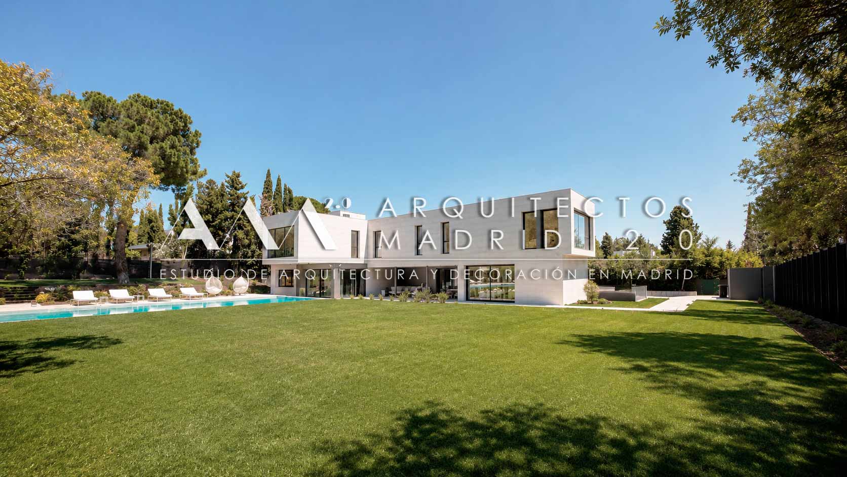 Reforma integral de chalet y vivienda unifamiliar en Madrid con jardín, piscina y grandes ventanales
