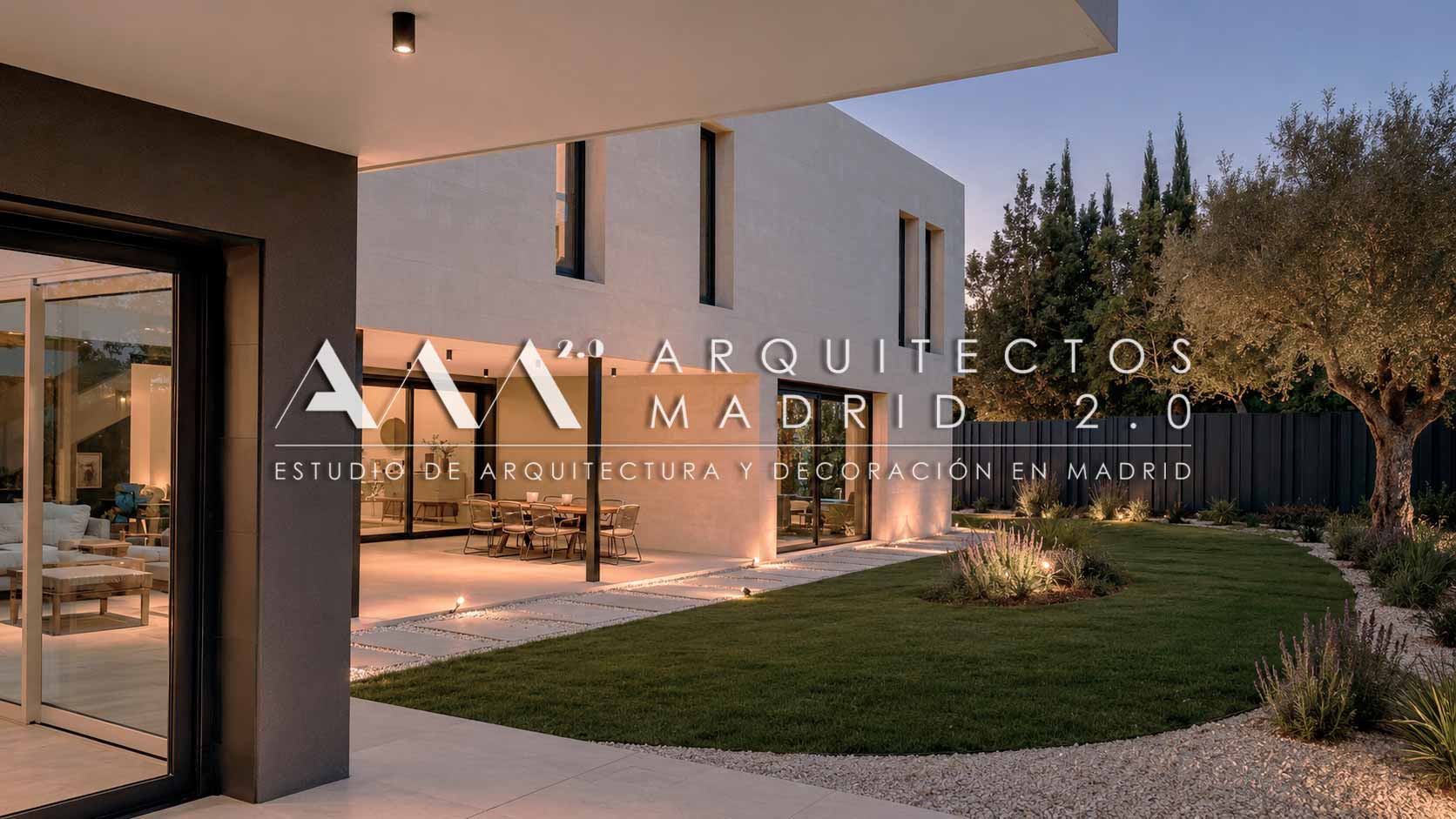 Porche y comedor exterior de una vivienda de 800 m² en Boadilla del Monte