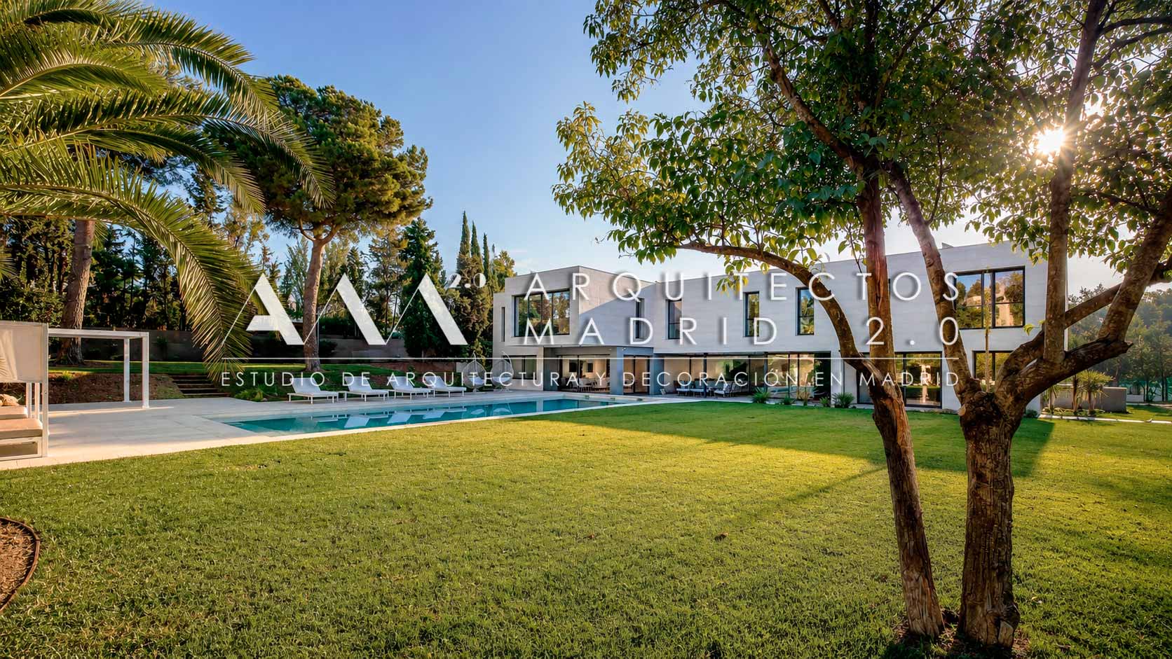 Vivienda unifamiliar contemporánea con gran jardín, piscina, arbolado y fachada blanca