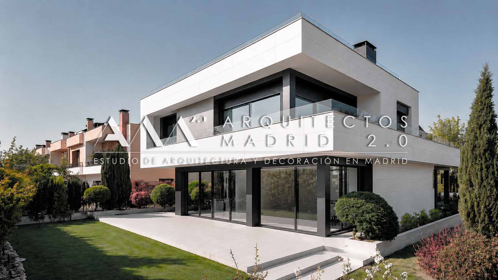 Proyecto de reforma integral de chalet en Piovera y Conde Orgaz con vivienda contemporánea, jardín, grandes ventanales y varias plantas