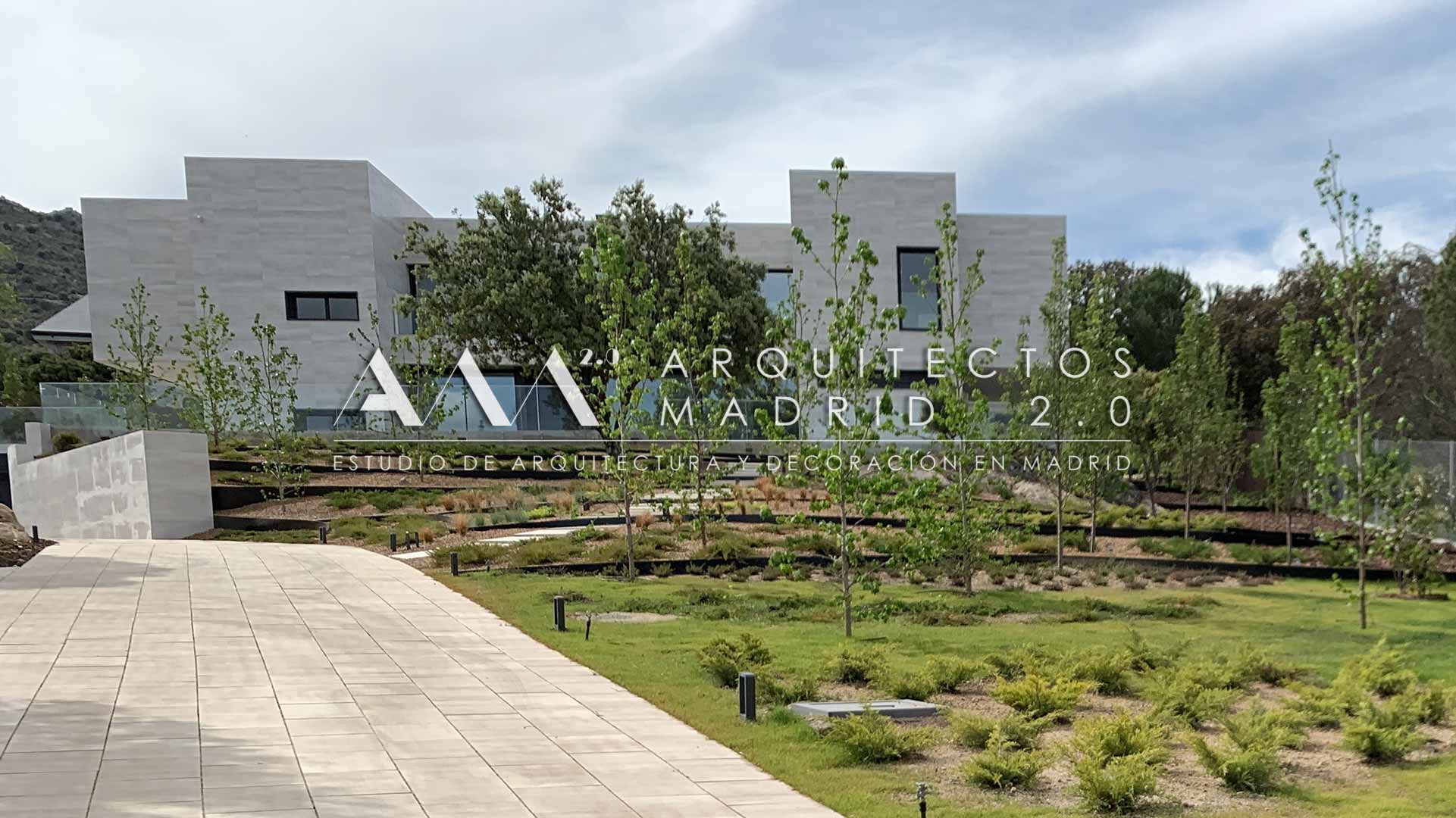 Reforma integral de chalet independiente en Boadilla con arquitectura, jardín y ejecución propia