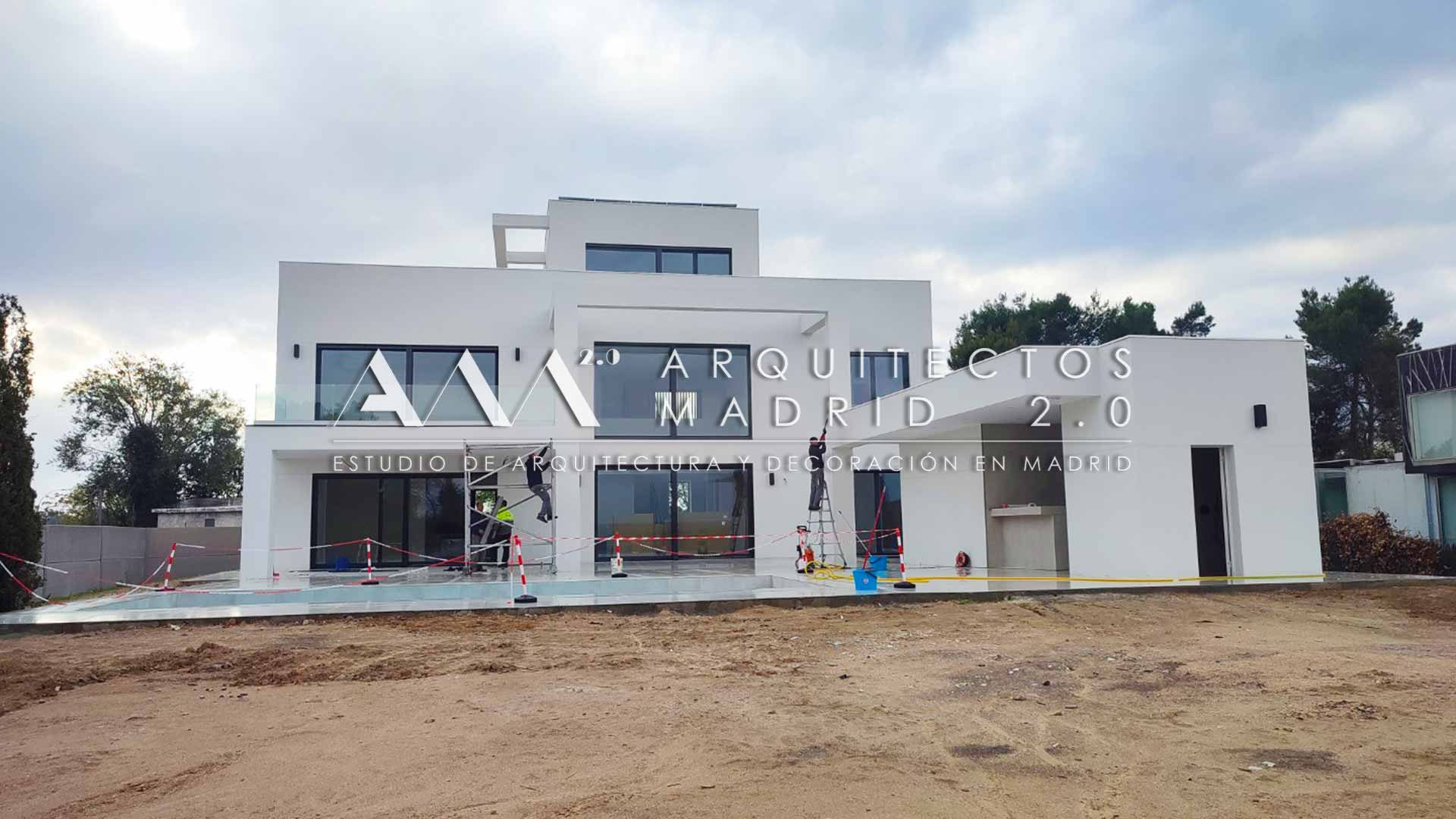 Reforma integral de chalet independiente en Pozuelo con arquitectura, jardín y ejecución propia
