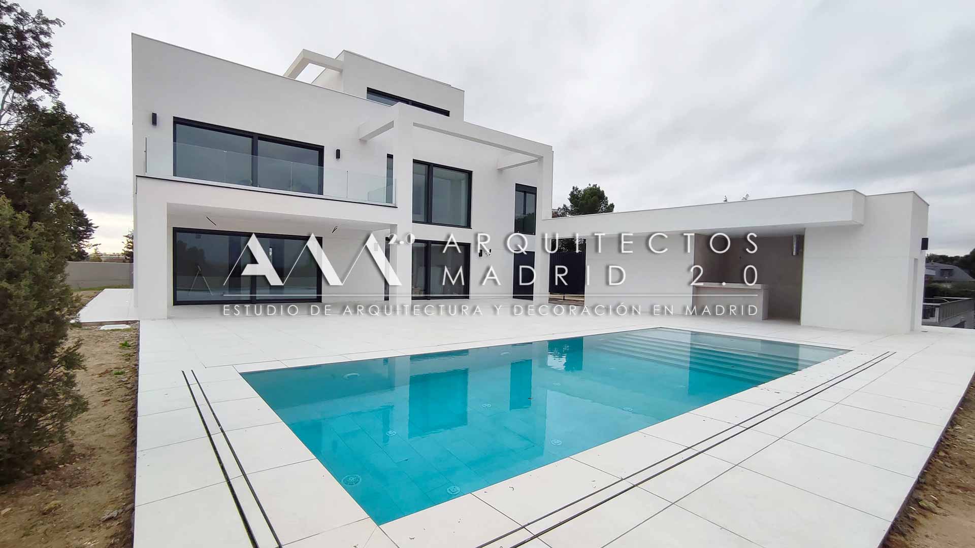 Reforma integral de chalet en Pozuelo con piscina, jardín, porche e interiorismo