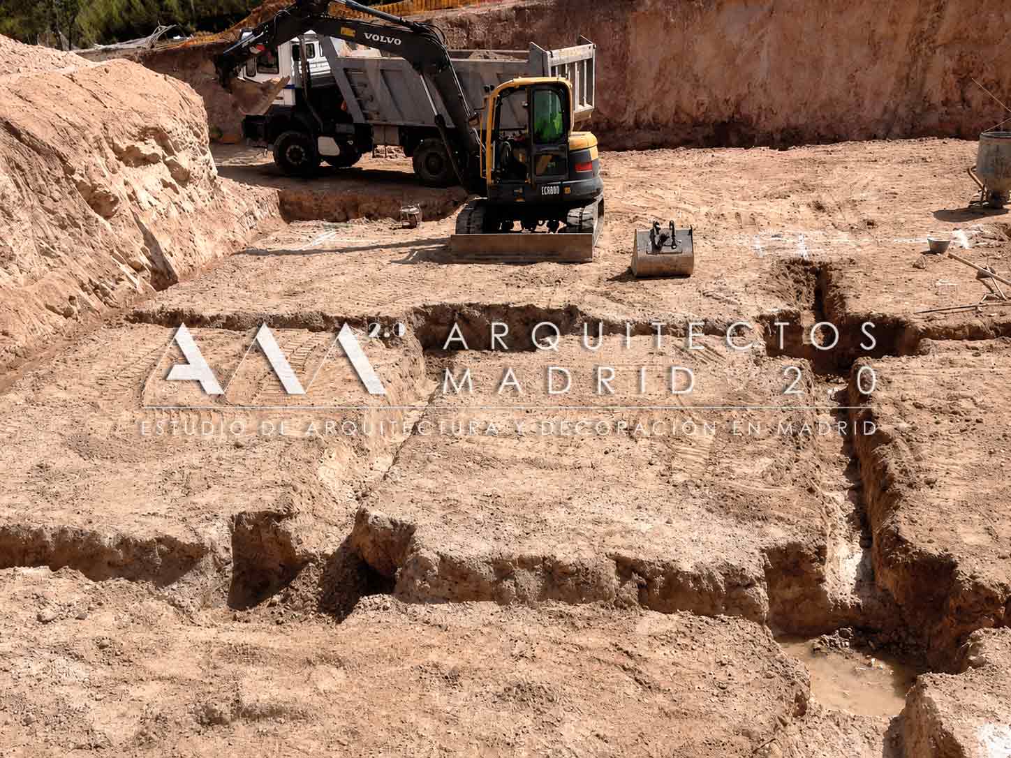 Excavación y movimiento de tierras en la obra de Casa Heinz vivienda unifamiliar en Madrid