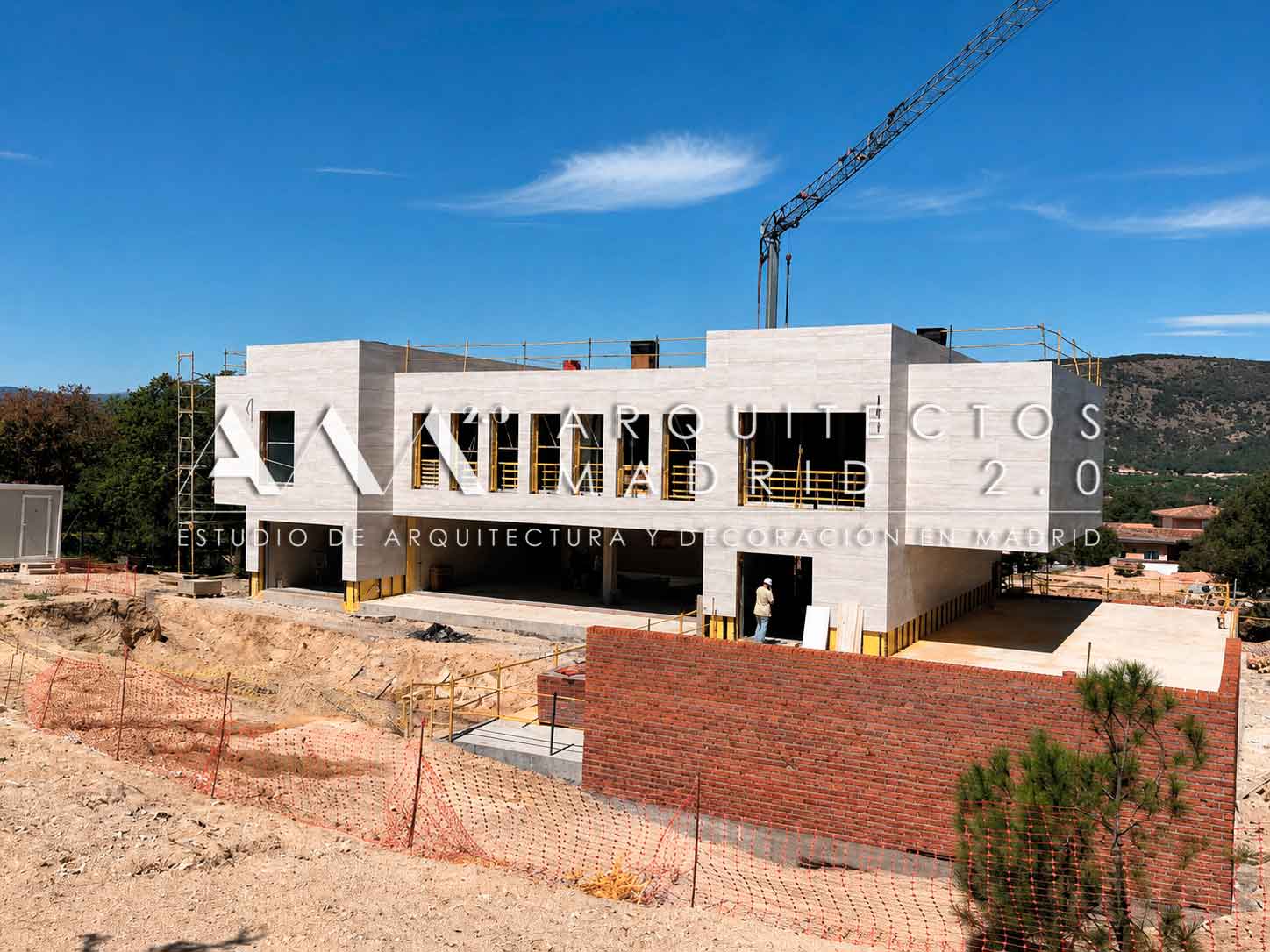 Fachada avanzada de Casa Heinz durante la construcción de vivienda unifamiliar en Madrid