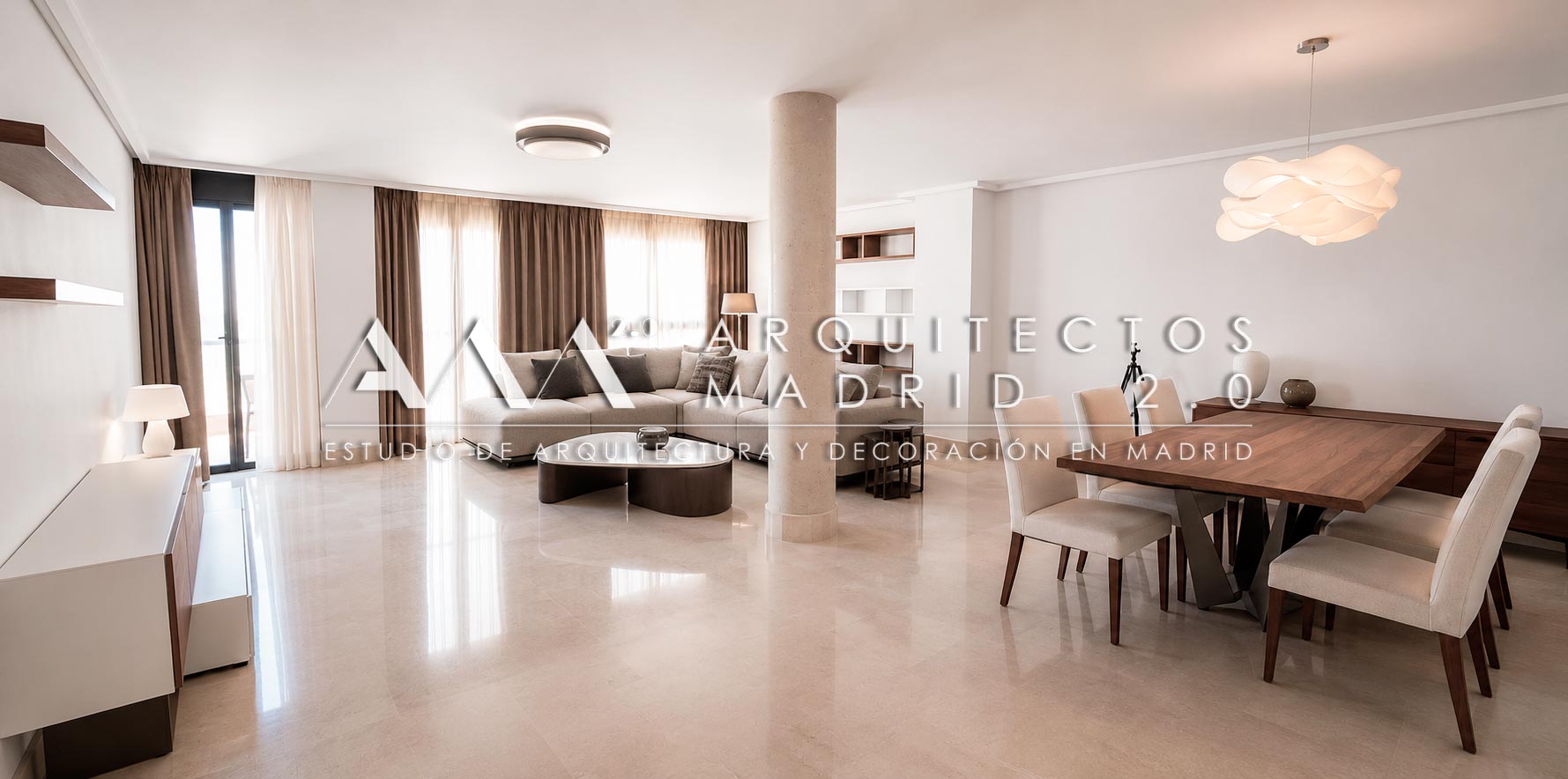 Reforma y decoración de apartamento de lujo en Madrid con salón amplio e interiorismo a medida