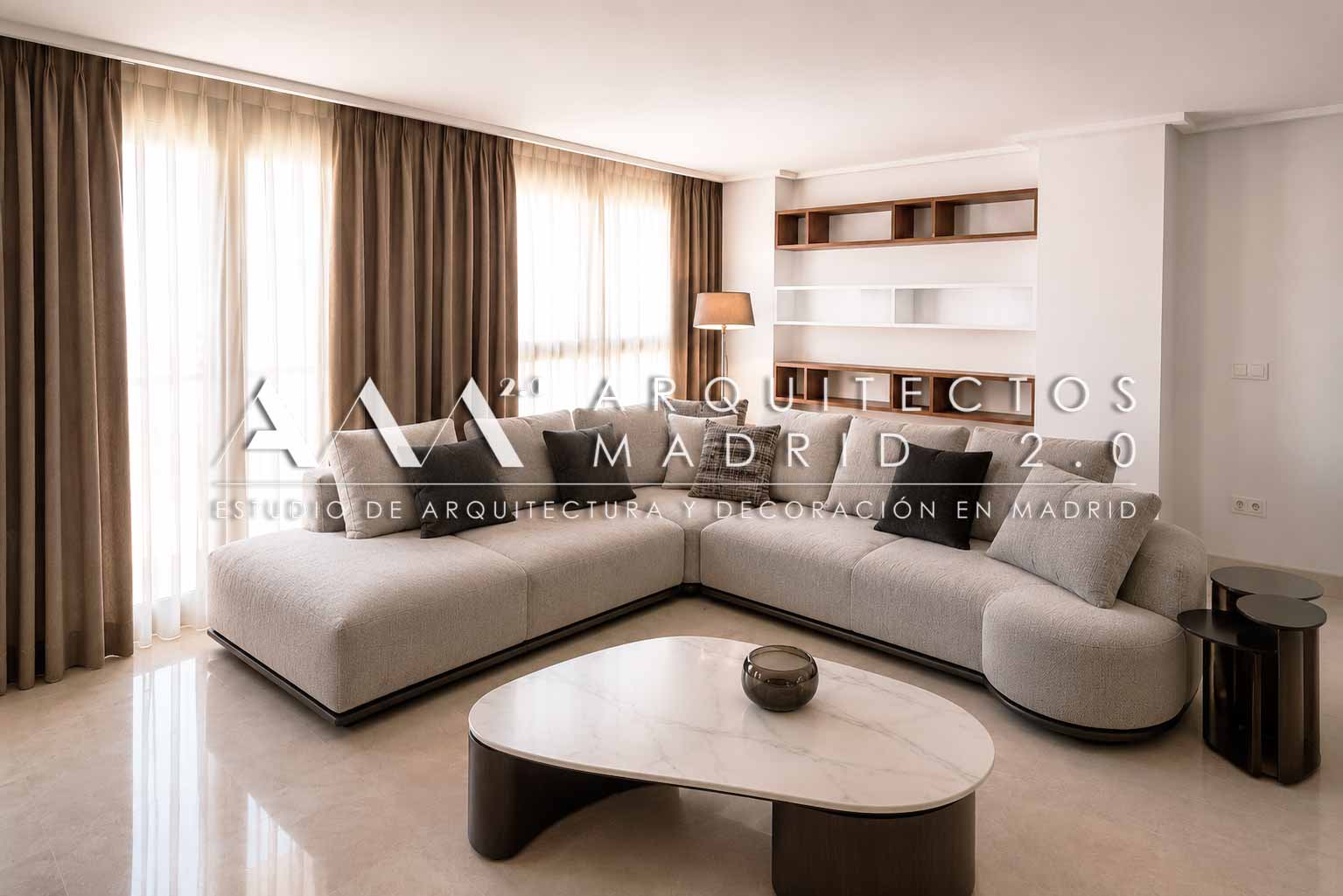 Zona de estar con sofá y estantería a medida en vivienda de 380 m² de Trafalgar, Chamberí, Madrid