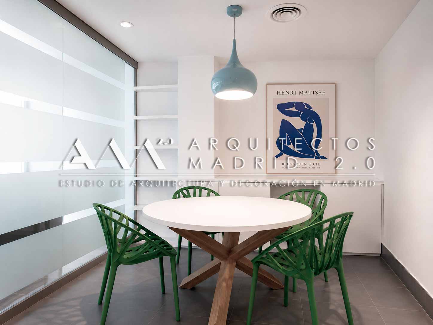 Office separado mediante cristalera en proyecto de interiorismo de vivienda en Trafalgar, Chamberí, Madrid
