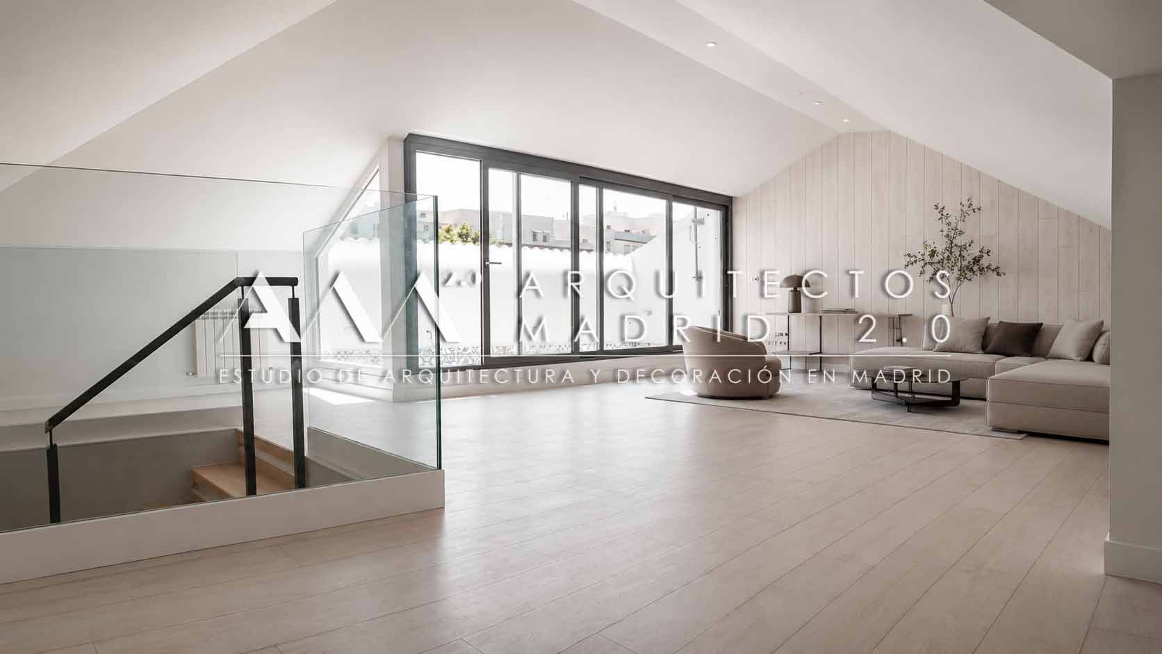 Buhardilla estudio con terraza acristalada en reforma integral de vivienda en Madrid con interiorismo de Arquitectos Madrid 2.0