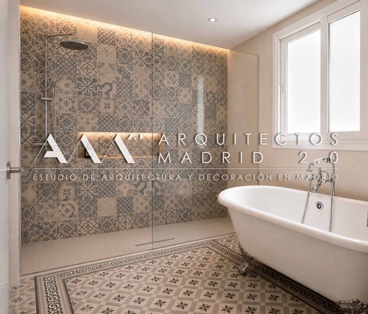 Baño terminado de vivienda reformada en la Colonia del Retiro con bañera exenta, ducha y pavimento ornamental