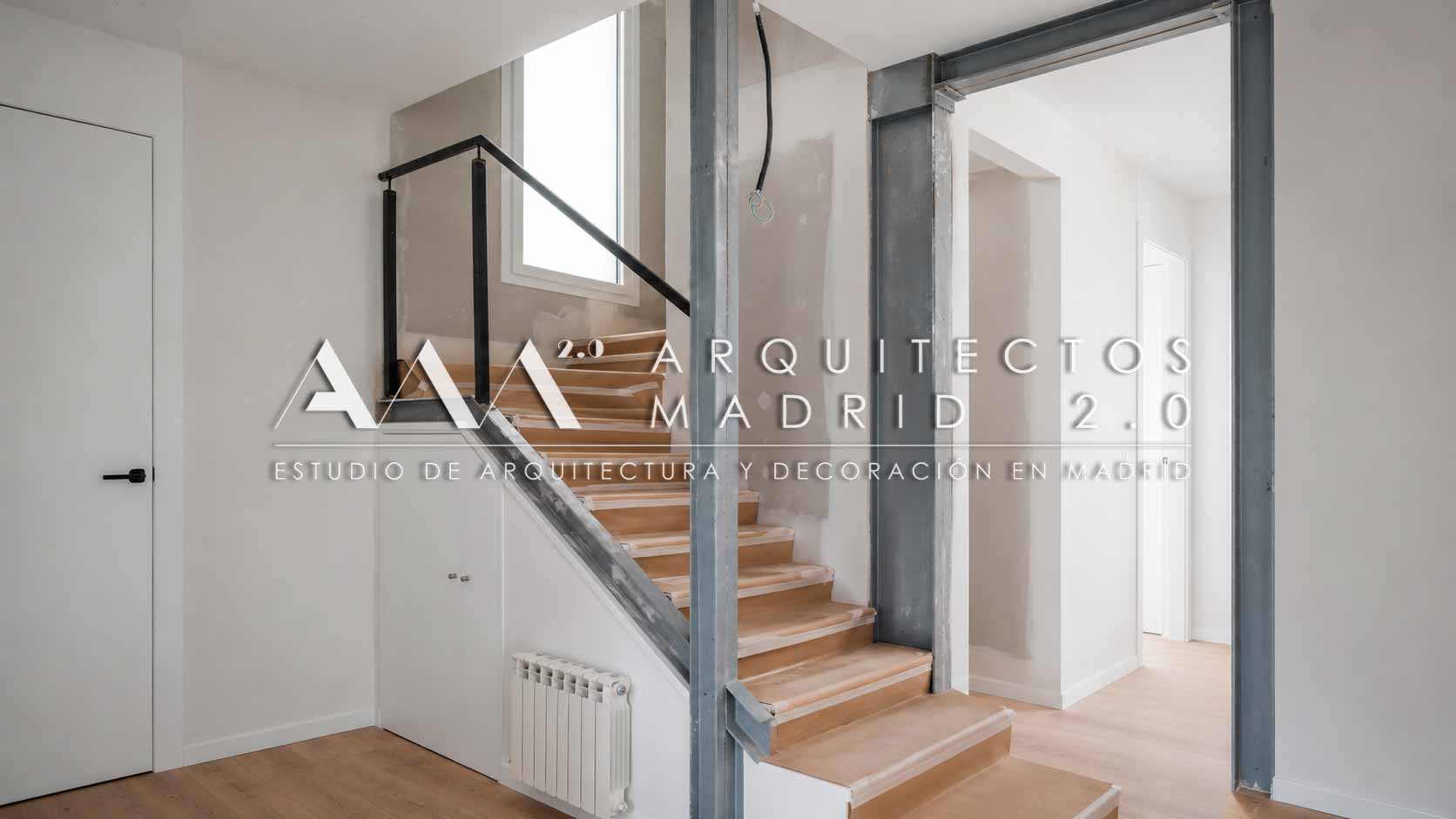 Nueva escalera y estructura metálica ejecutadas en la reforma de una vivienda de la Colonia del Retiro en Madrid