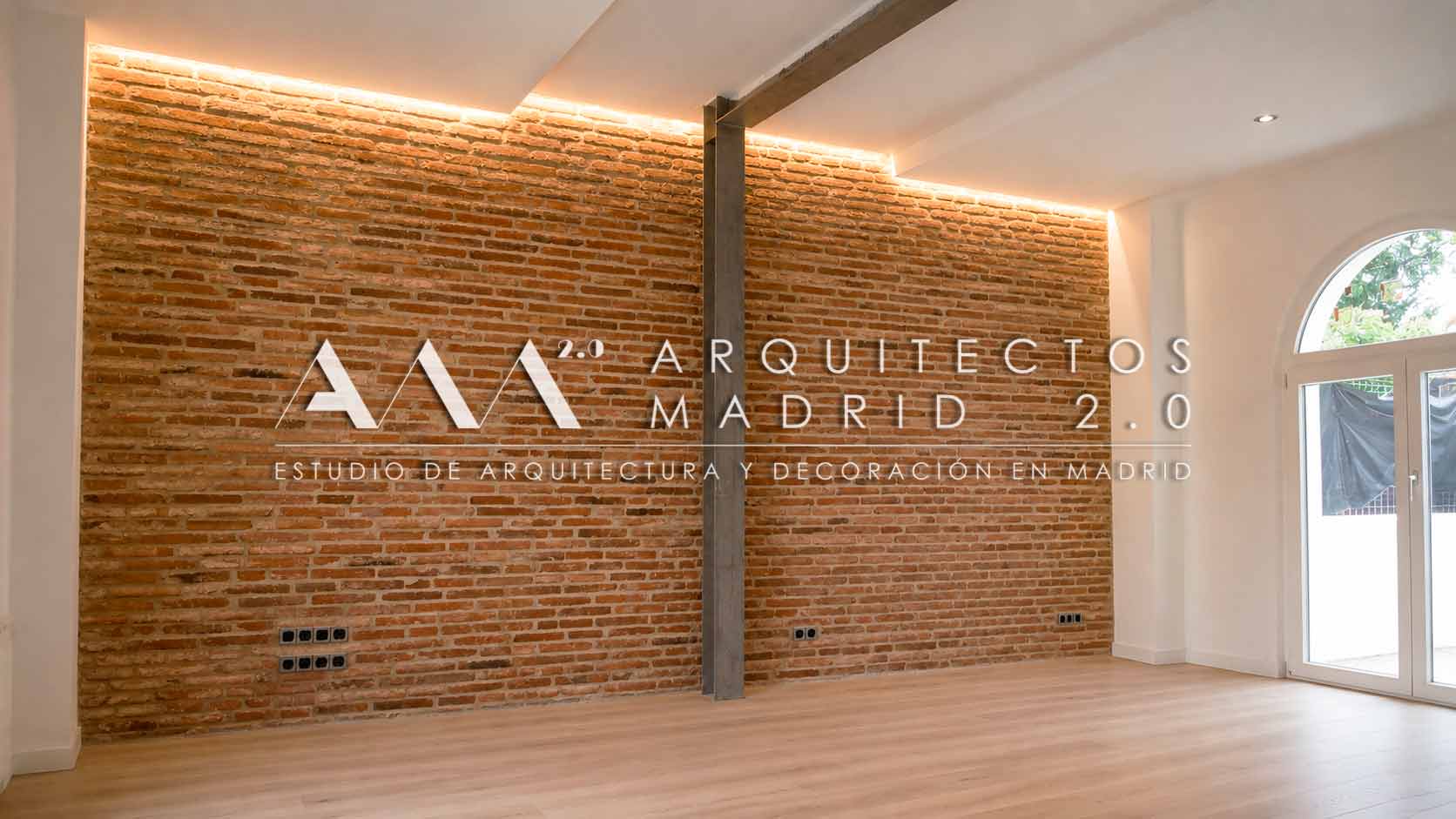 Refuerzo estructural metálico integrado junto a muro de ladrillo en reforma de vivienda de la Colonia del Retiro