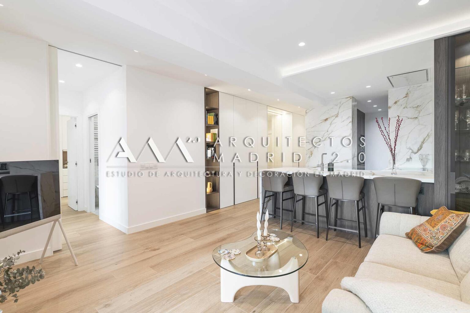 Apartamento reformado con cocina abierta, zona de día luminosa y materiales claros