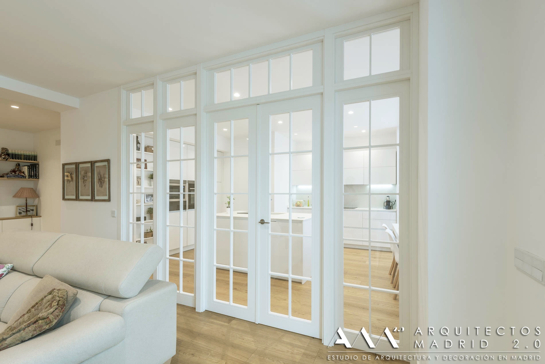 Vivienda reformada en Islas Filipinas, Madrid, con nueva distribución y materiales en blanco y madera