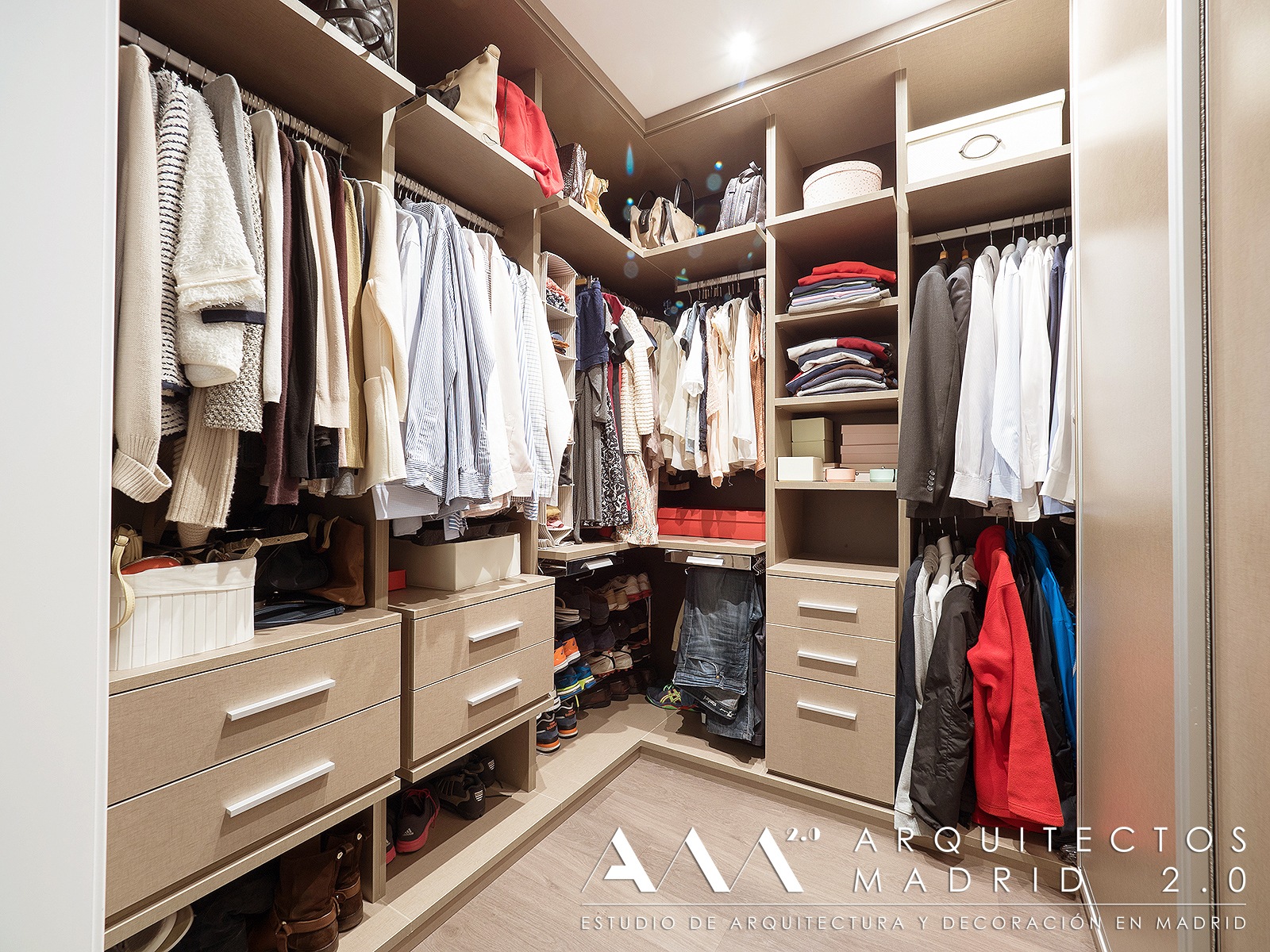 reforma-convertir-oficina-en-vivienda-arquitectos-madrid-07-vestidor-ropero