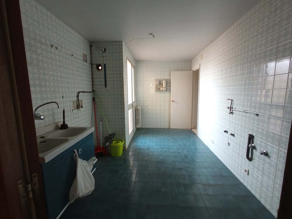 Cocina independiente de la vivienda en la calle Fuencarral antes de su reforma integral en Chamberí