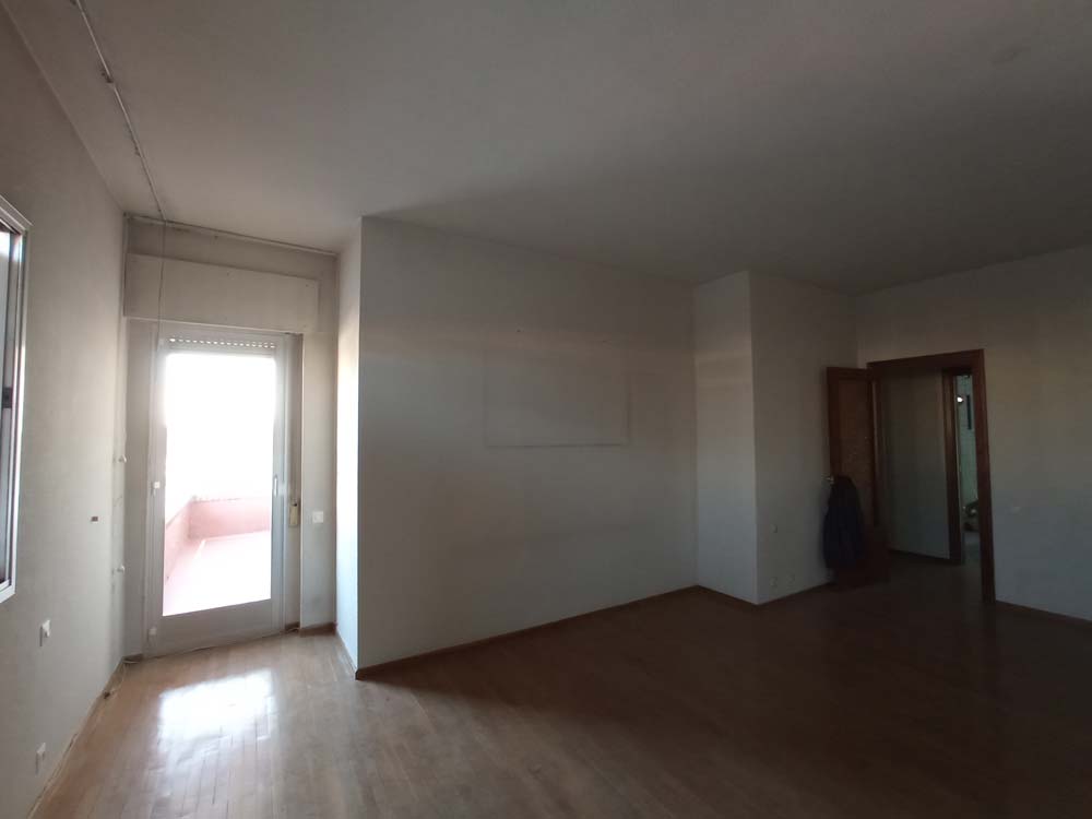 Salón de la vivienda de 150 m² en la calle Fuencarral antes de la reforma integral