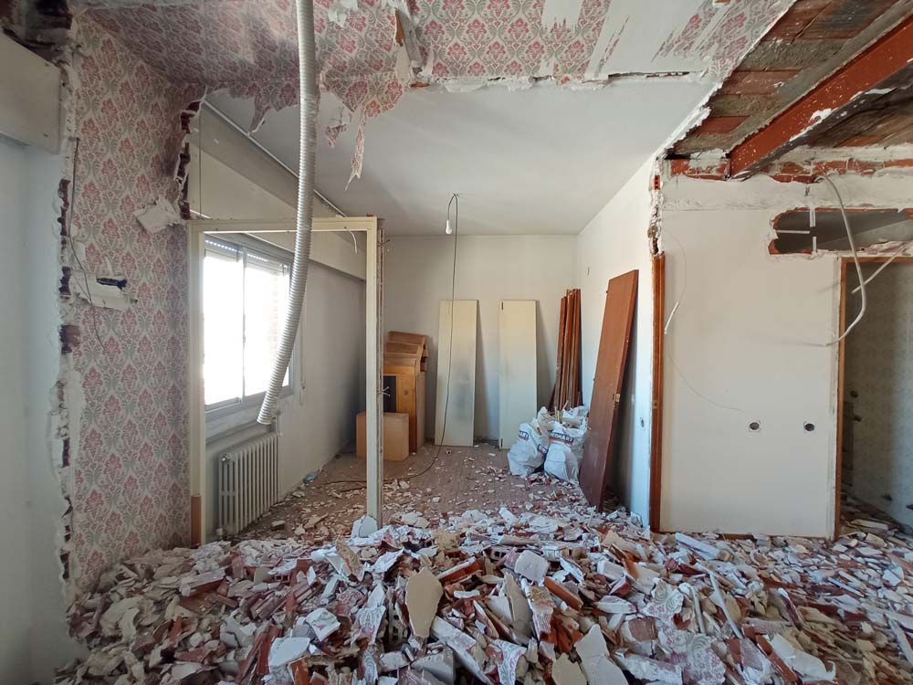Demolición de tabiques durante la reforma integral de la vivienda en la calle Fuencarral, Chamberí