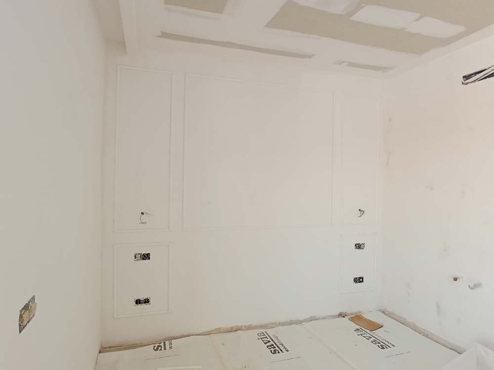 Ejecución de las molduras de pared durante la reforma integral de la vivienda en Fuencarral, Chamberí