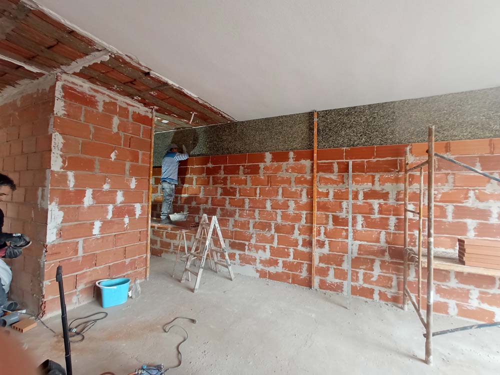 Construcción de la nueva distribución con tabiquería durante la reforma integral de vivienda en Fuencarral, Madrid