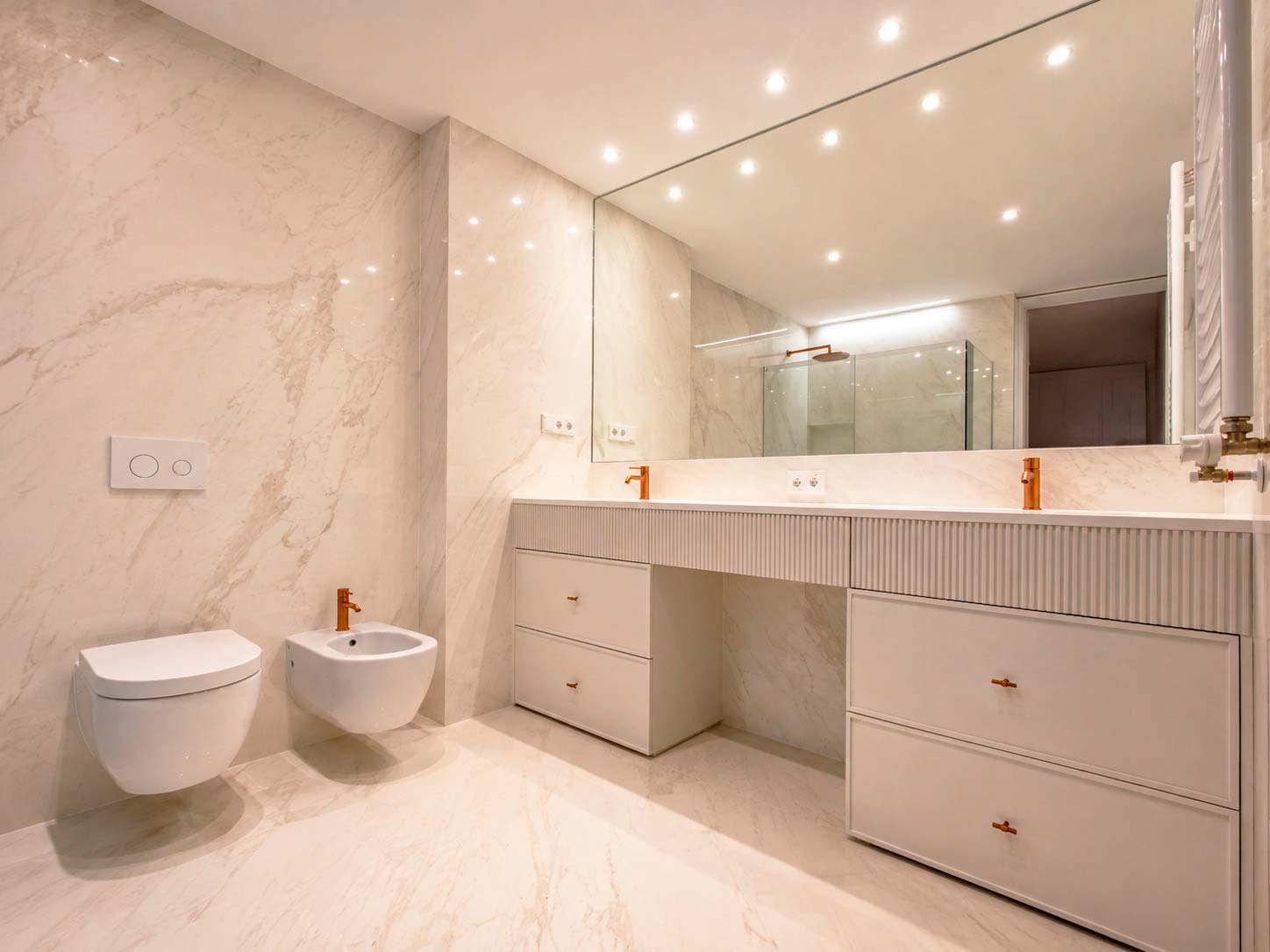 Mueble de lavabo doble diseñado a medida para el baño principal de la vivienda reformada en Fuencarral, Chamberí