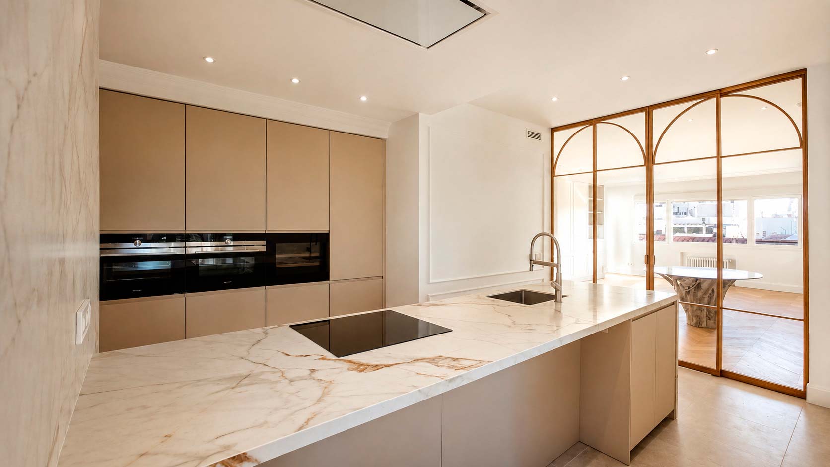 Vista desde la cocina hacia salón y comedor tras la reforma integral de una vivienda clásica de lujo de 150 m² en la calle Fuencarral, Chamberí, Madrid