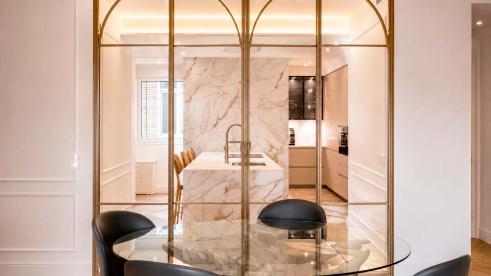 reforma-integral-calle-fuencarral-chamberi-madrid-resultado-comedor-cocina-acristalada