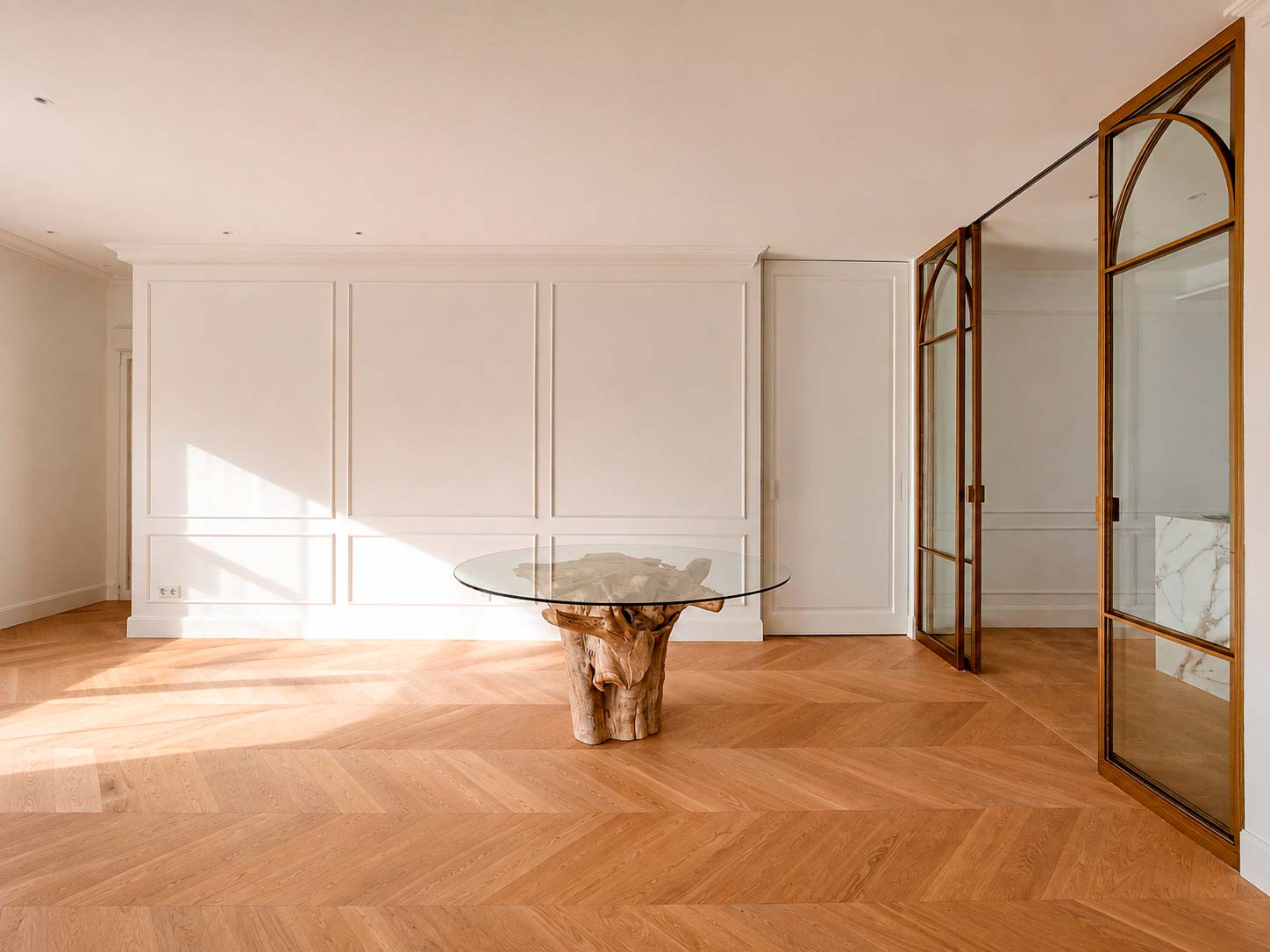Salón comedor con cerramiento acristalado después de la reforma integral de una vivienda de 150 m² en Fuencarral, Chamberí