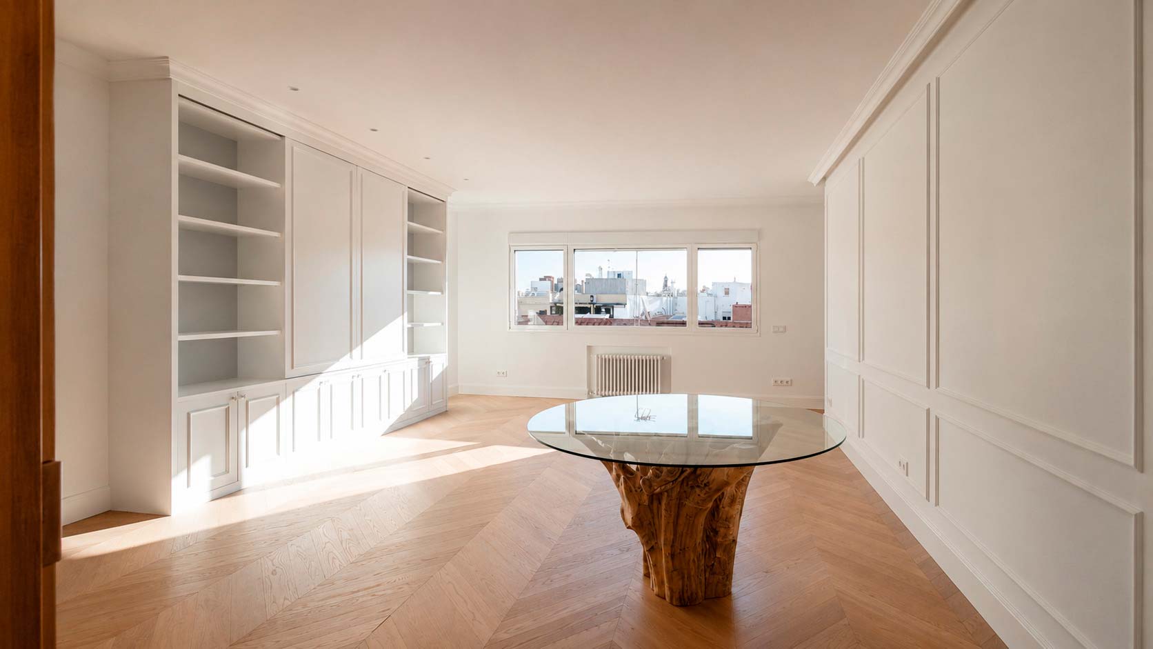 Resultado del salón comedor con molduras, carpintería integrada, parquet en espiga y abundante luz natural en Fuencarral, Madrid
