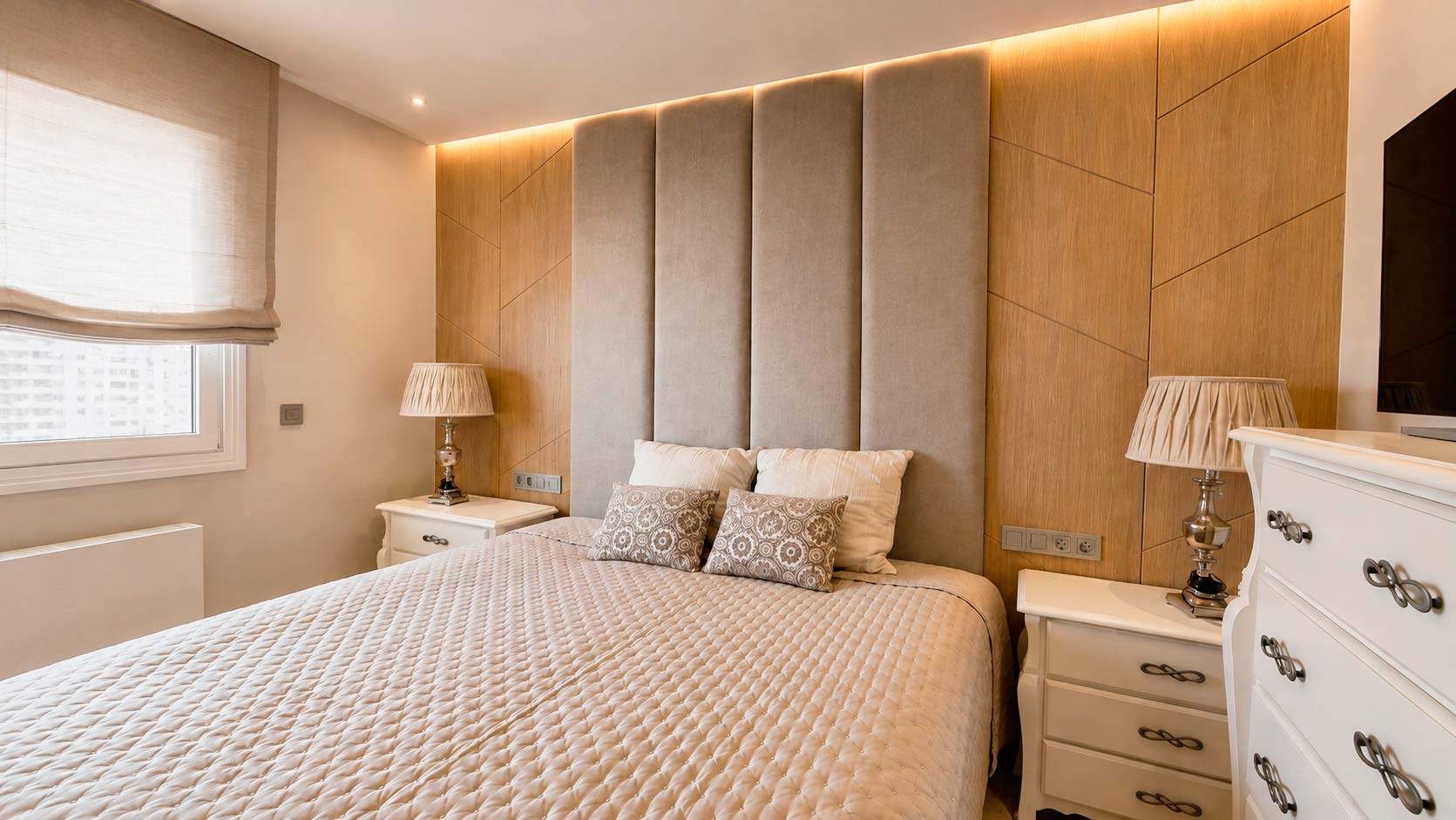Detalle del cabecero diseñado para el dormitorio principal del ático dúplex reformado en calle Orense, Tetuán