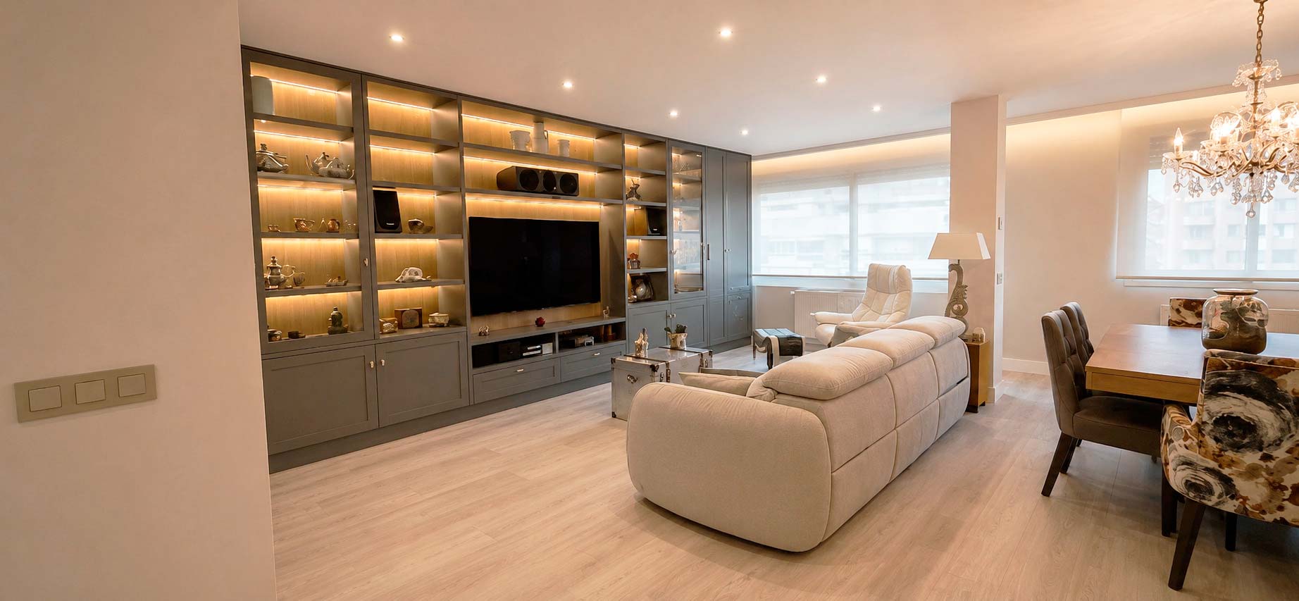 Salón comedor reformado del ático dúplex de 270 m² en la calle Orense, Tetuán, Madrid, con librería a medida e iluminación integrada