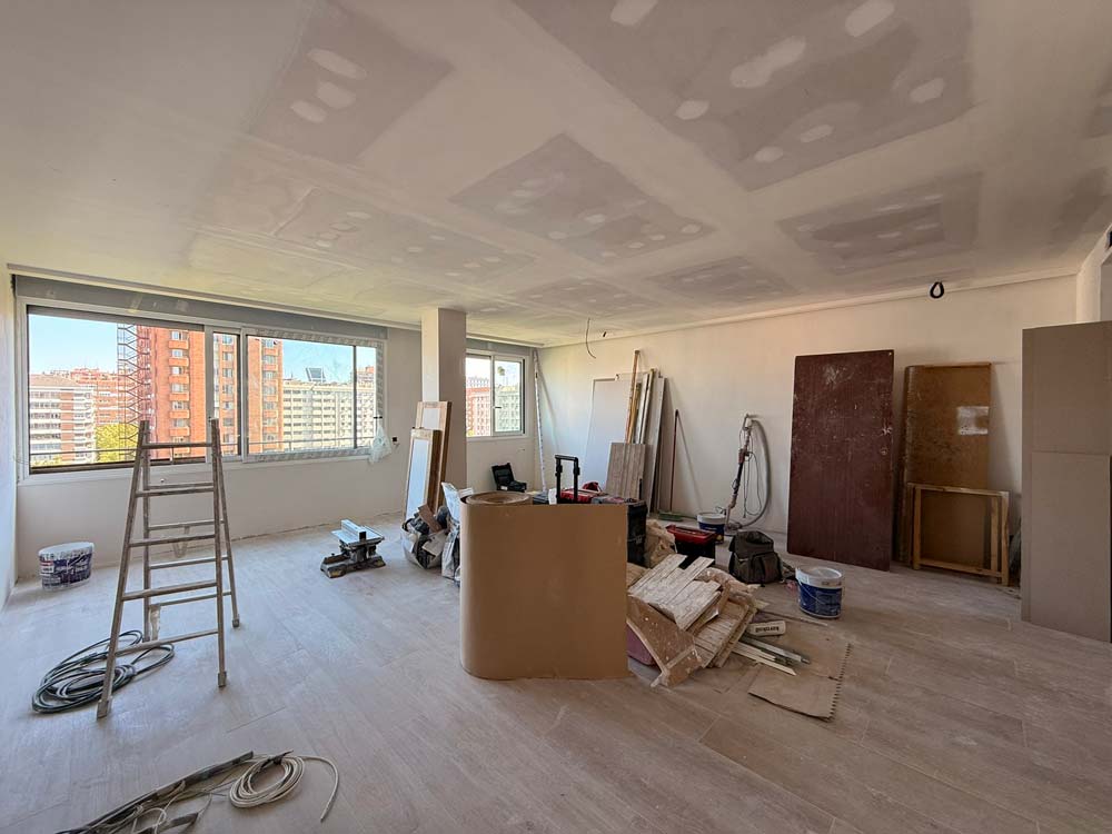 Salón durante la fase de acabados de la reforma integral del ático dúplex de calle Orense, Tetuán, Madrid
