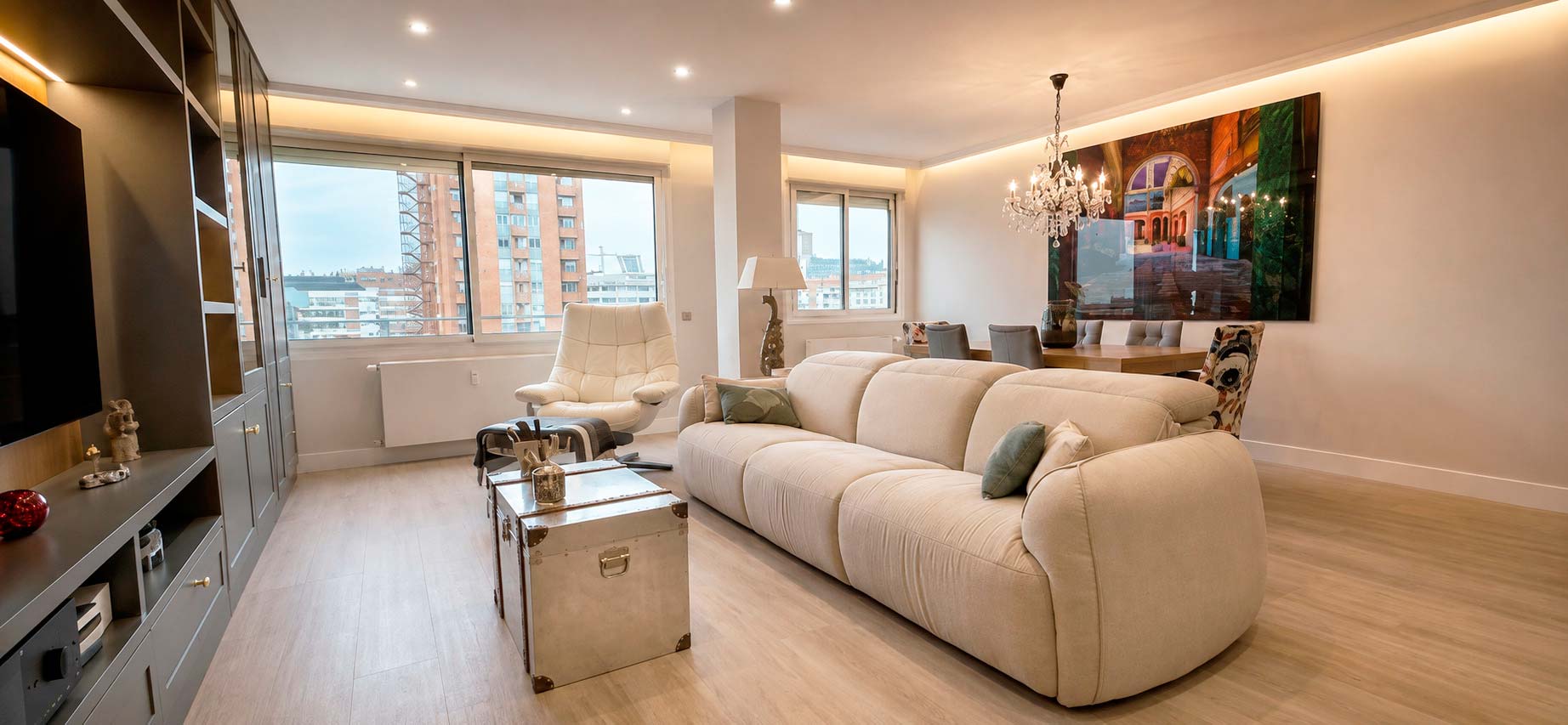 Salón panorámico terminado tras la reforma integral del ático dúplex de 270 m² en calle Orense, Castillejos, Tetuán, Madrid