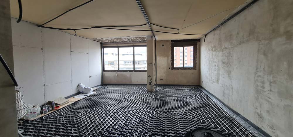 Instalación de suelo radiante durante la reforma integral del ático dúplex de 270 m² en calle Orense, Tetuán, Madrid