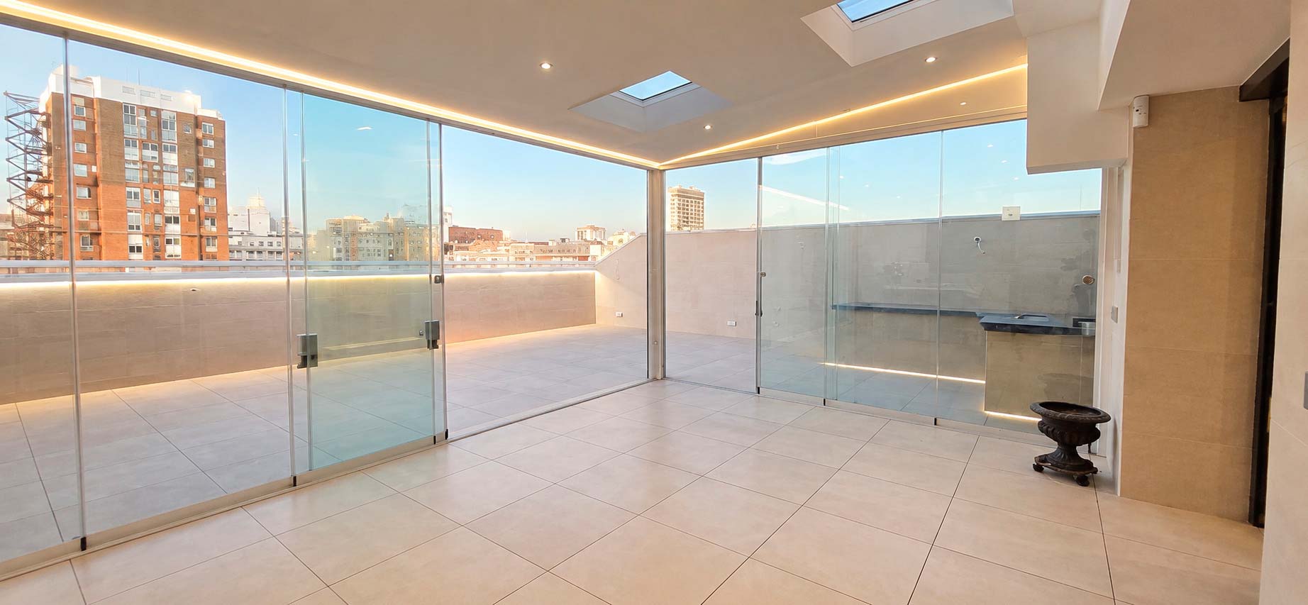 Porche acristalado y terraza completamente reformados en ático dúplex de calle Orense, Tetuán, Madrid