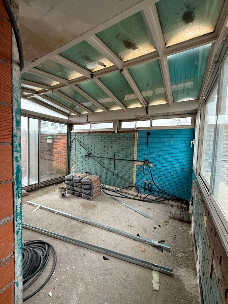 Estado previo del antiguo porche de la terraza antes de la reforma integral del ático dúplex en calle Orense, Madrid
