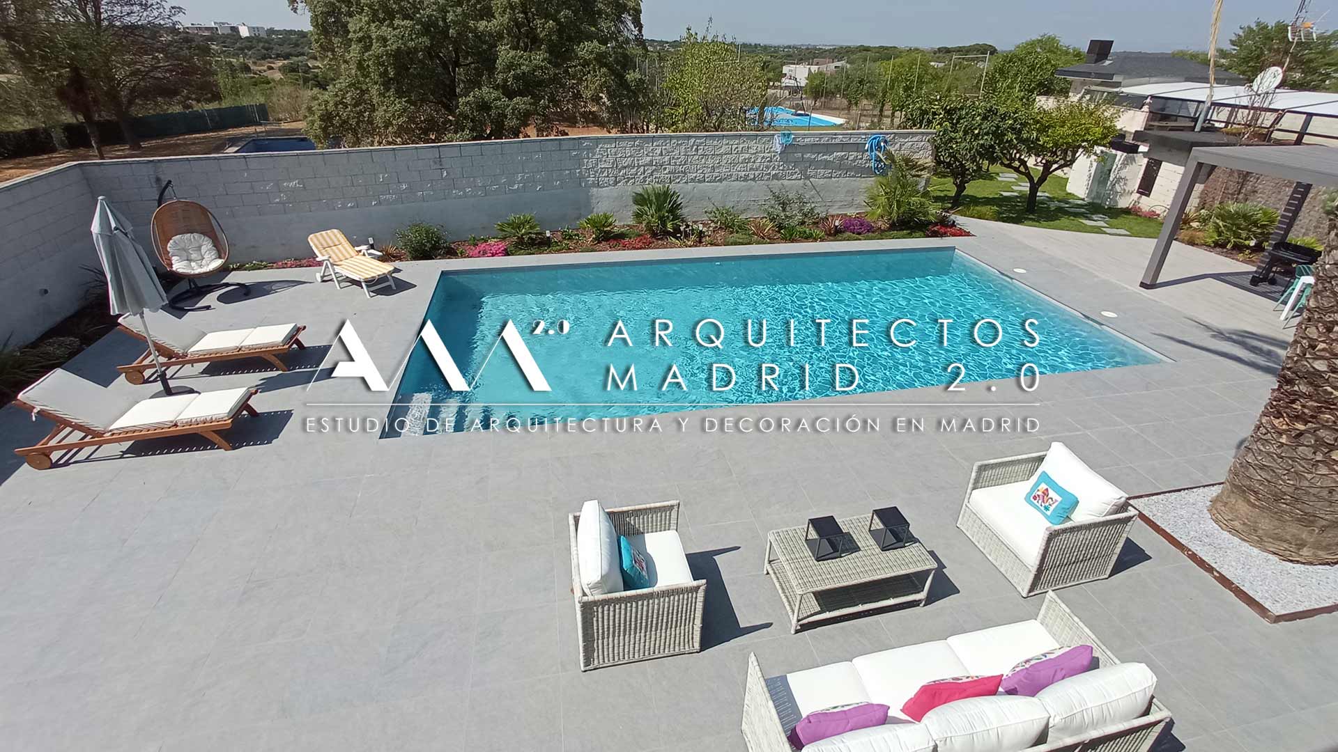 Reforma integral de casa con jardín y piscina en Boadilla con proyecto técnico e interiorismo