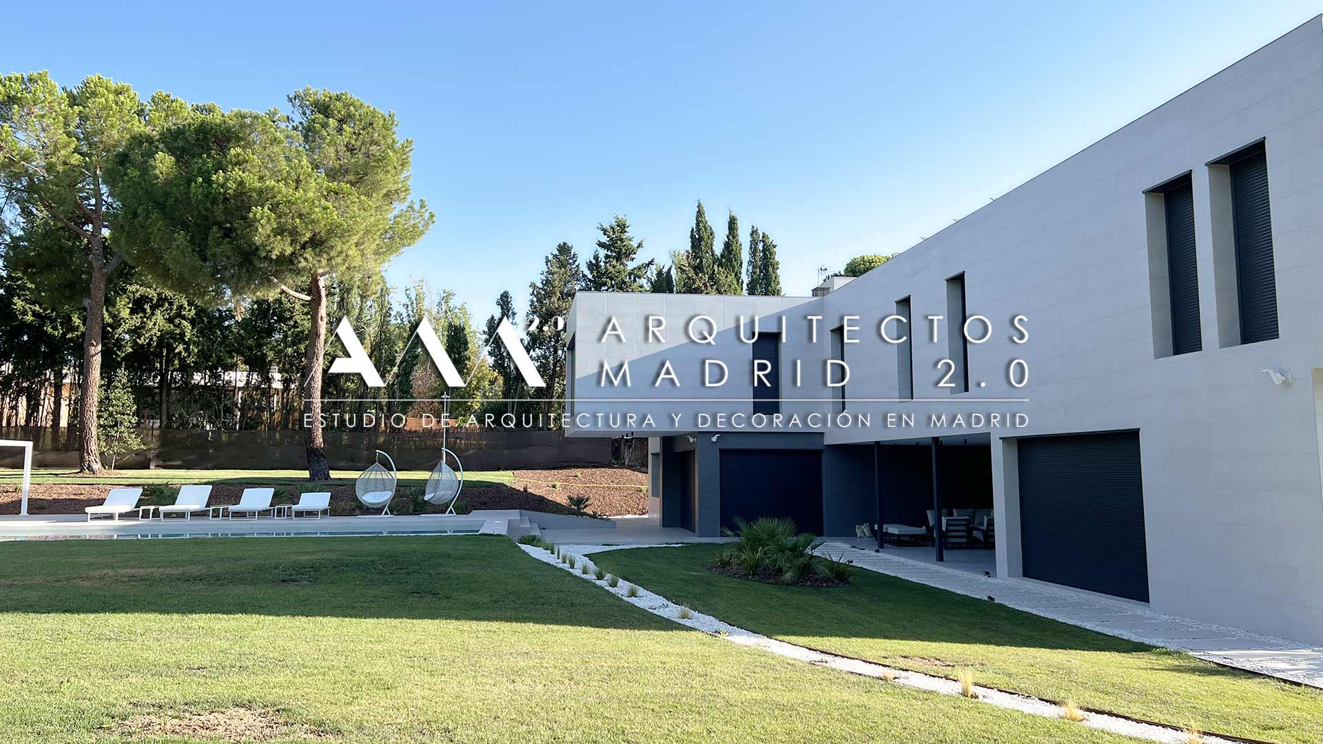 Reforma integral de chalet en Pozuelo con arquitectura, piscina, jardín, interiorismo y ejecución propia con LUITOM