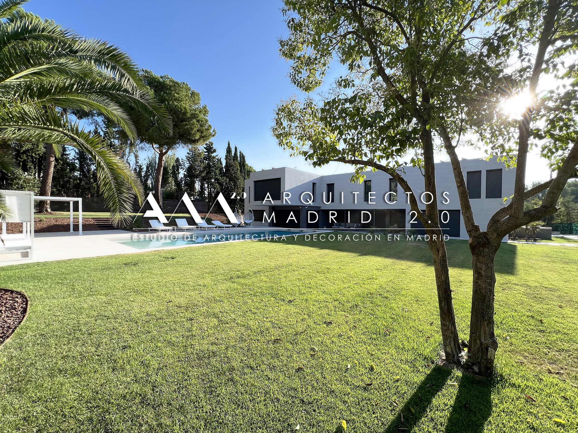 Proyecto de vivienda unifamiliar de alta gama en Pozuelo con arquitectura, jardín y ejecución propia