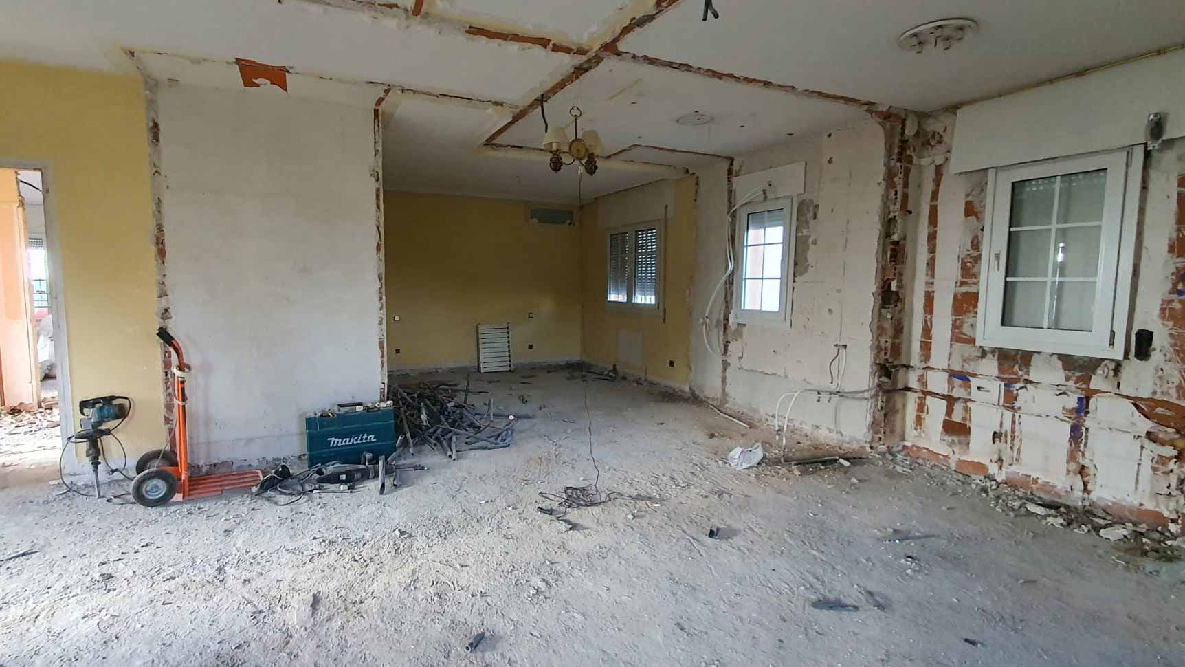 Demoliciones interiores y comprobación de espacios durante la reforma integral de un chalet en Pozuelo