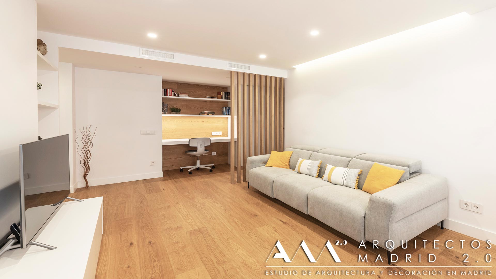 Salón con despacho integrado mediante listones verticales de madera tras reforma integral en Las Rosas, Madrid